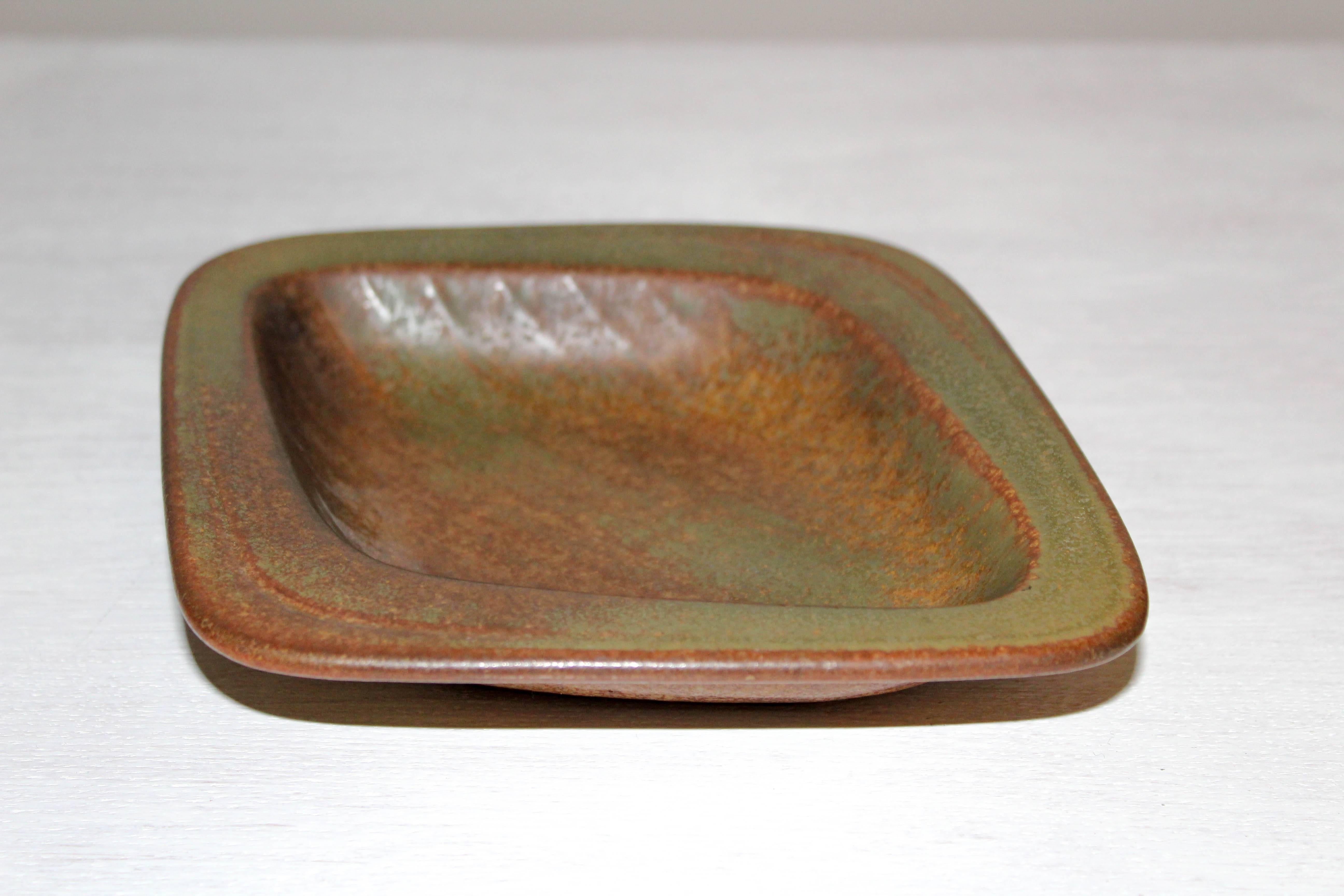 Ceramic tray made by Swedish designer Gunnar Nylund for Rörstrand. The tray is in excellent vintage condition. Marked GN AUT.