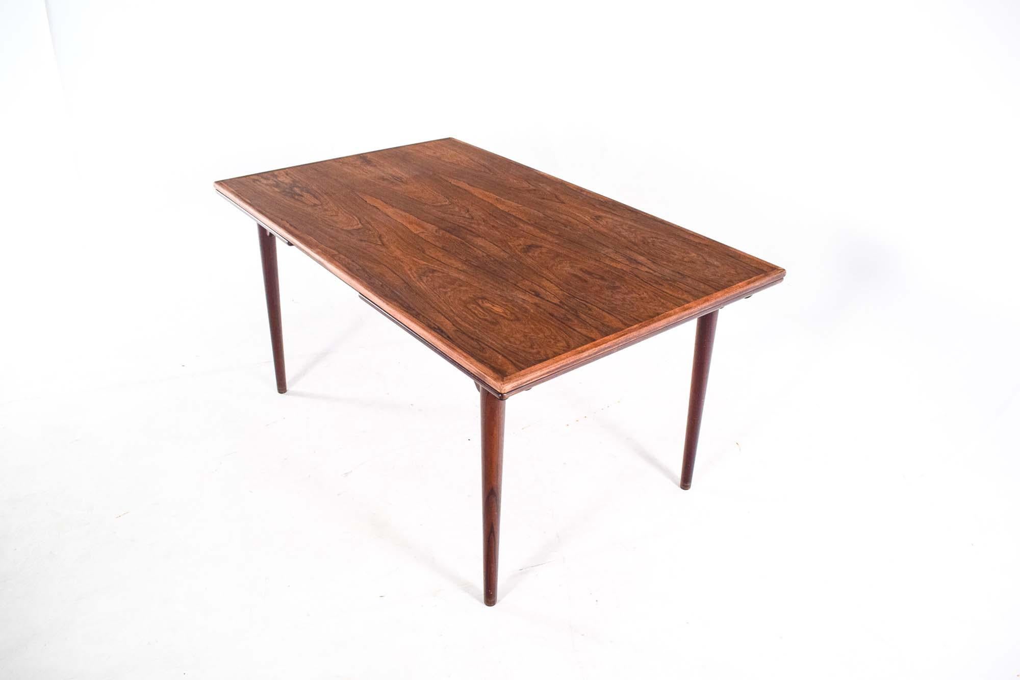 Mid Century Gunni Omann Dining Table in Rosewood, 1960’s In Good Condition For Sale In Lisboa, Lisboa