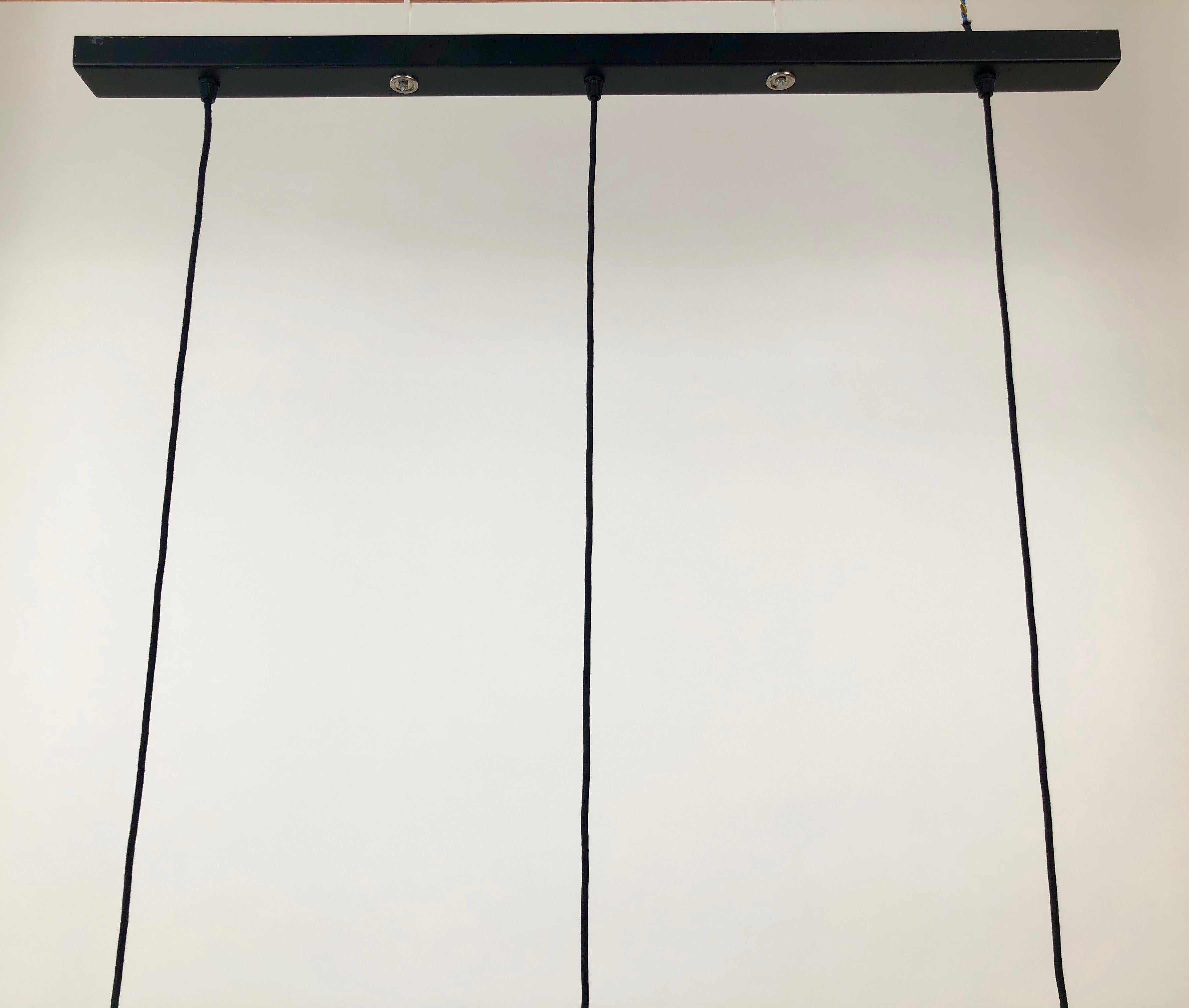 Lampada a sospensione a tre elementi della manifattura austriaca Hagenauer.
La lampada è in condizioni originali e intatte, senza alcun restauro o riparazione. I cavi tessili originali sono in ottime condizioni.
Capolavoro del design austriaco di