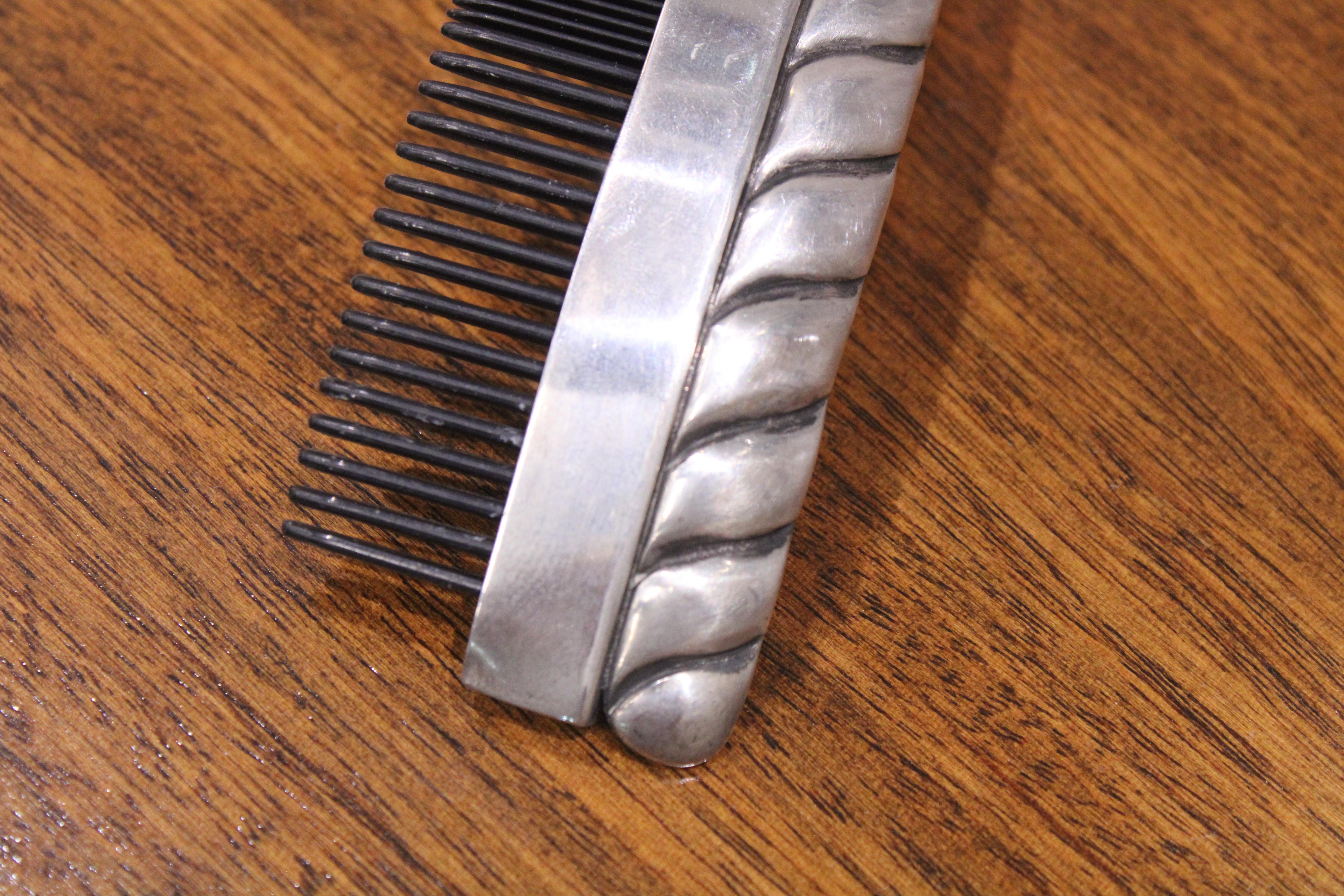 Mid-Century Hair Comb by Hector Aguilar In Fair Condition For Sale In San Pedro Garza Garcia, Nuevo Leon