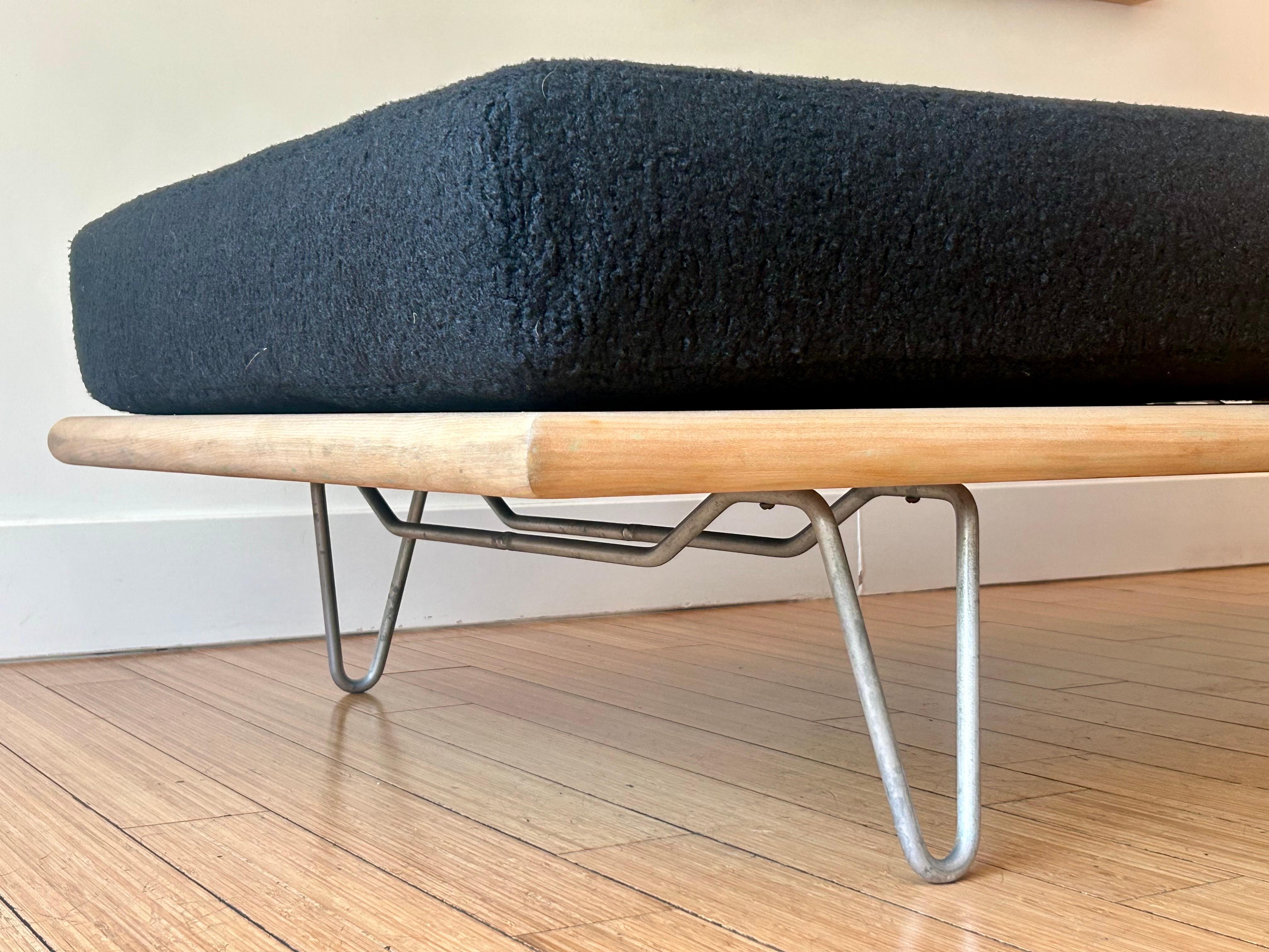 Mid Century Hair Pin Legs Daybed George Nelson Herman Miller In Good Condition For Sale In Los Angeles, CA