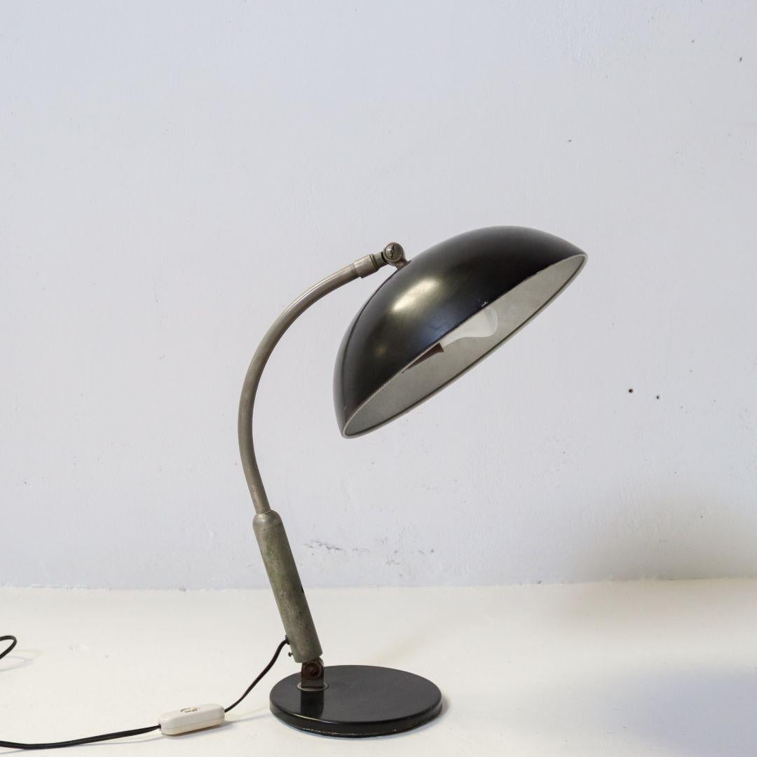 Eine Hala-Schreibtischlampe Modell 144, entworfen von H.Th.A. Busquet für Hala Netherlands in den 1930er Jahren. Diese Bauhaus-Schreibtischleuchte aus den 1950er Jahren ist an den beiden Scharnieren verstellbar. Die Lampe wurde von einem Elektriker