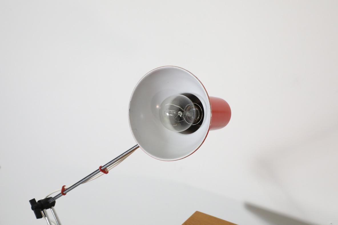 Hala Style Drafting Clamp-On Light aus der Mitte des Jahrhunderts mit rotem Schirm und verchromtem Stem im Angebot 8