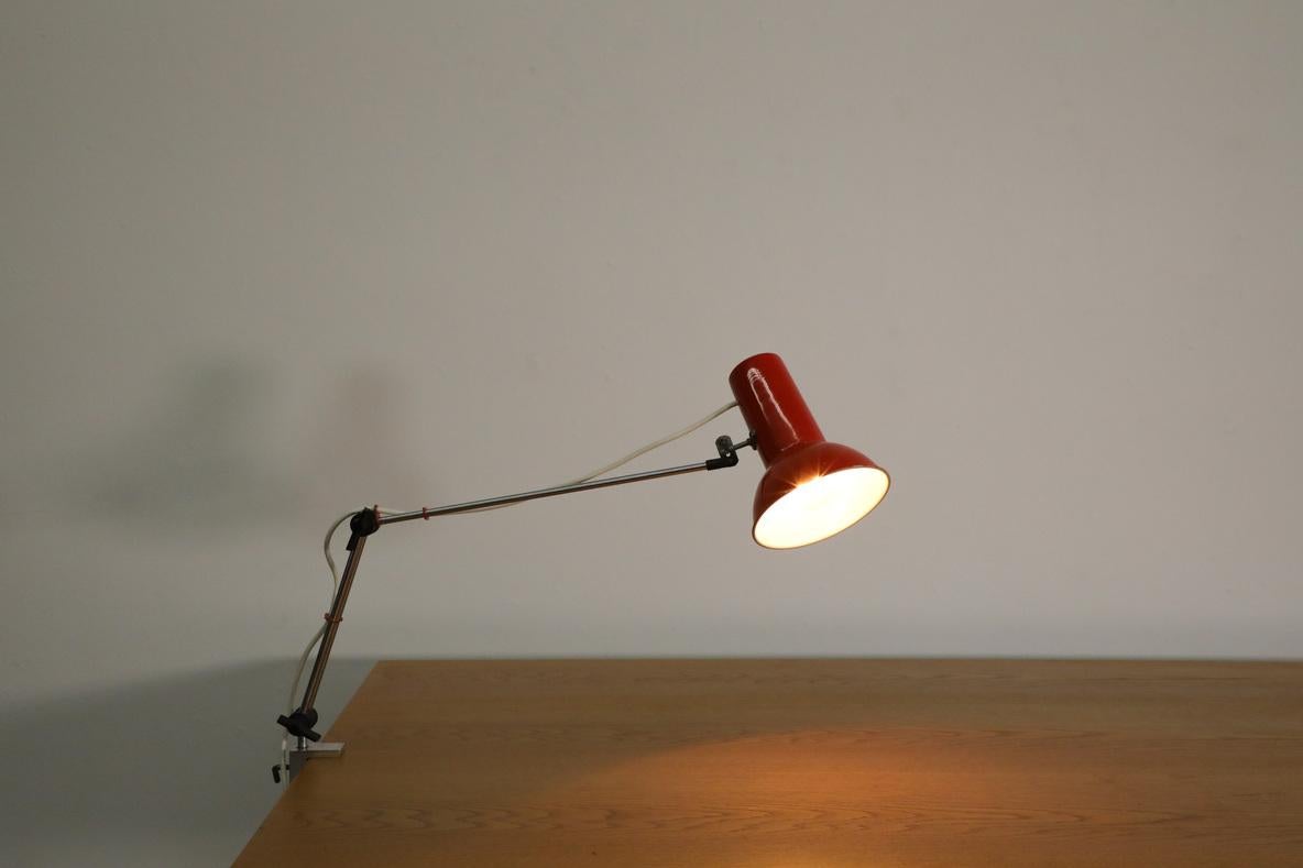 Hala Style Drafting Clamp-On Light aus der Mitte des Jahrhunderts mit rotem Schirm und verchromtem Stem (Moderne der Mitte des Jahrhunderts) im Angebot