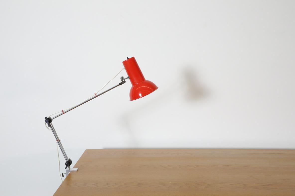 Hala Style Drafting Clamp-On Light aus der Mitte des Jahrhunderts mit rotem Schirm und verchromtem Stem (Mitte des 20. Jahrhunderts) im Angebot
