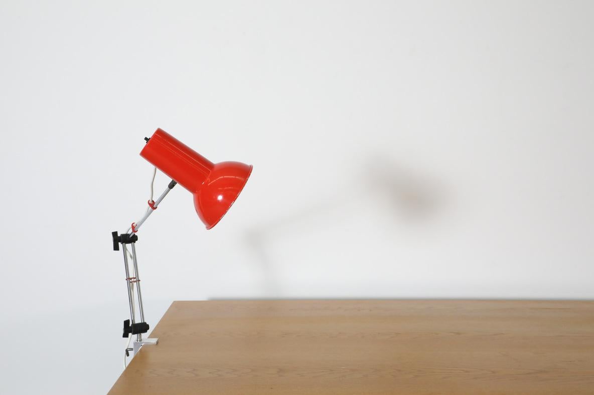 Hala Style Drafting Clamp-On Light aus der Mitte des Jahrhunderts mit rotem Schirm und verchromtem Stem (Metall) im Angebot