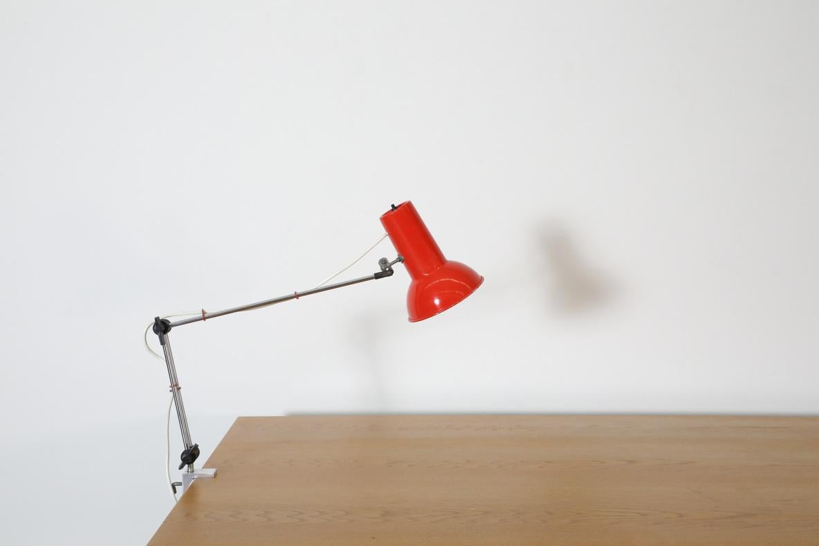 Hala Style Drafting Clamp-On Light aus der Mitte des Jahrhunderts mit rotem Schirm und verchromtem Stem im Angebot 1