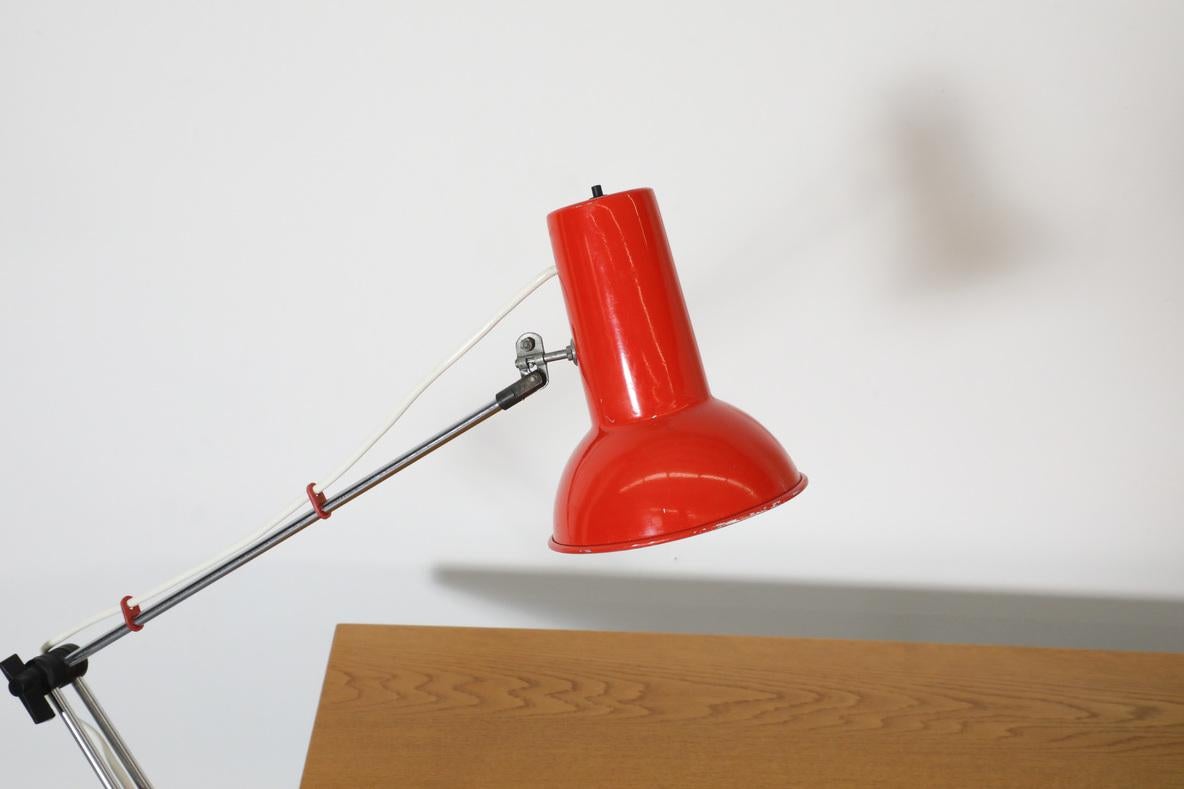 Hala Style Drafting Clamp-On Light aus der Mitte des Jahrhunderts mit rotem Schirm und verchromtem Stem im Angebot 2