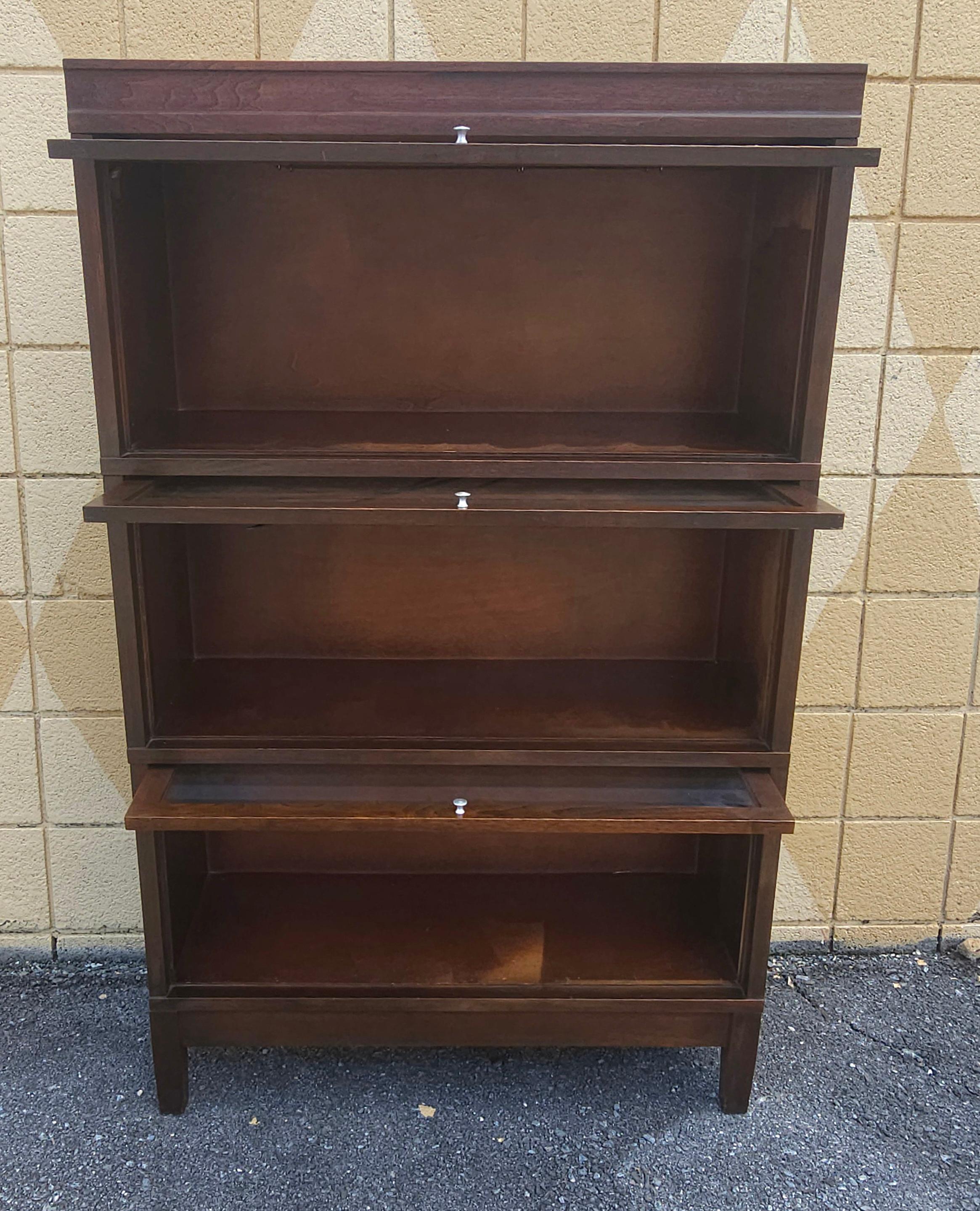 Bibliothèque empilable Barrister en noyer et verre du milieu du siècle de Hale Industries
Mesure 34,25