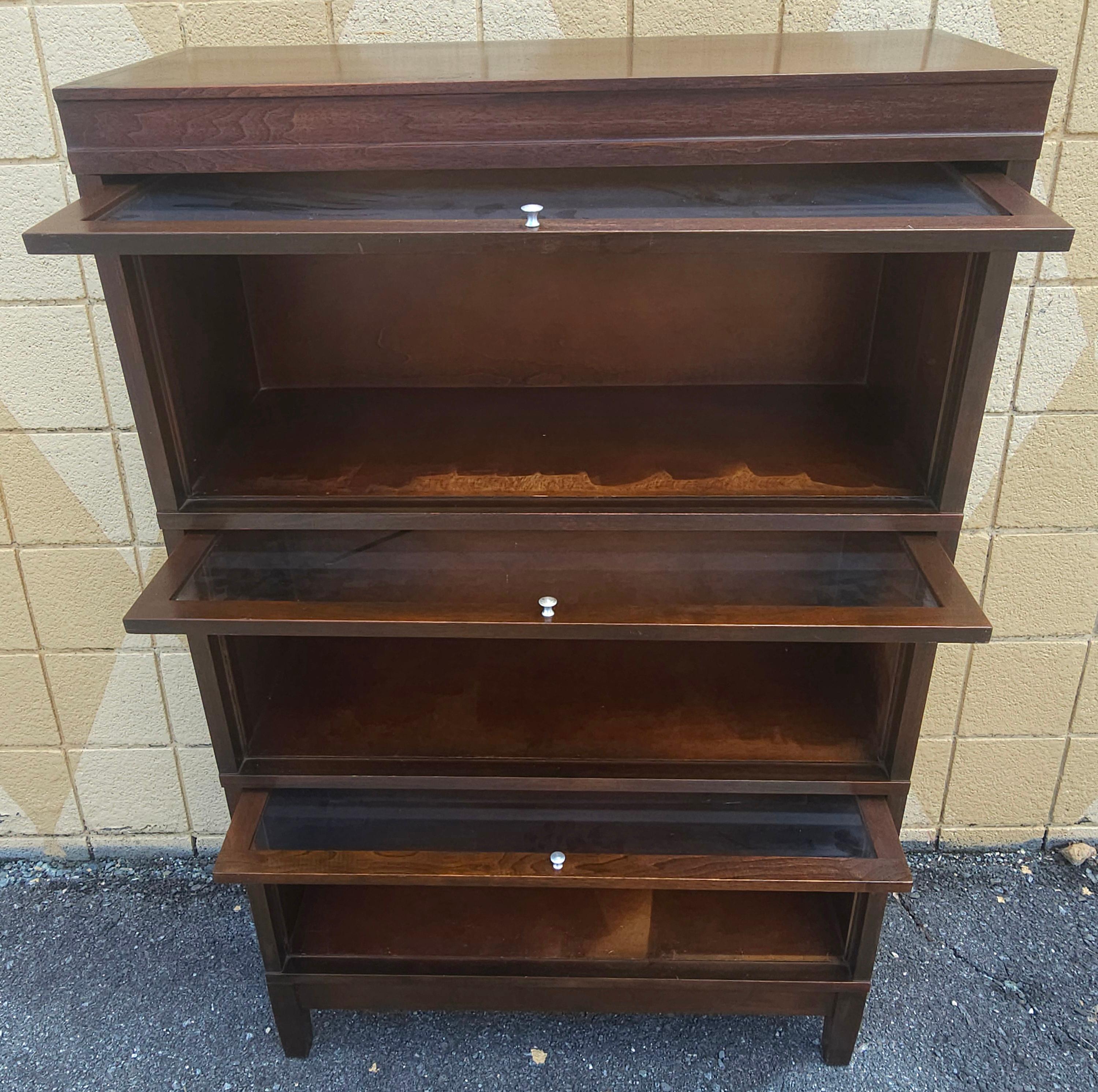 Mid-Century Modern Bibliothèque empilable Barrister en noyer et verre du milieu du siècle de Hale Industries en vente