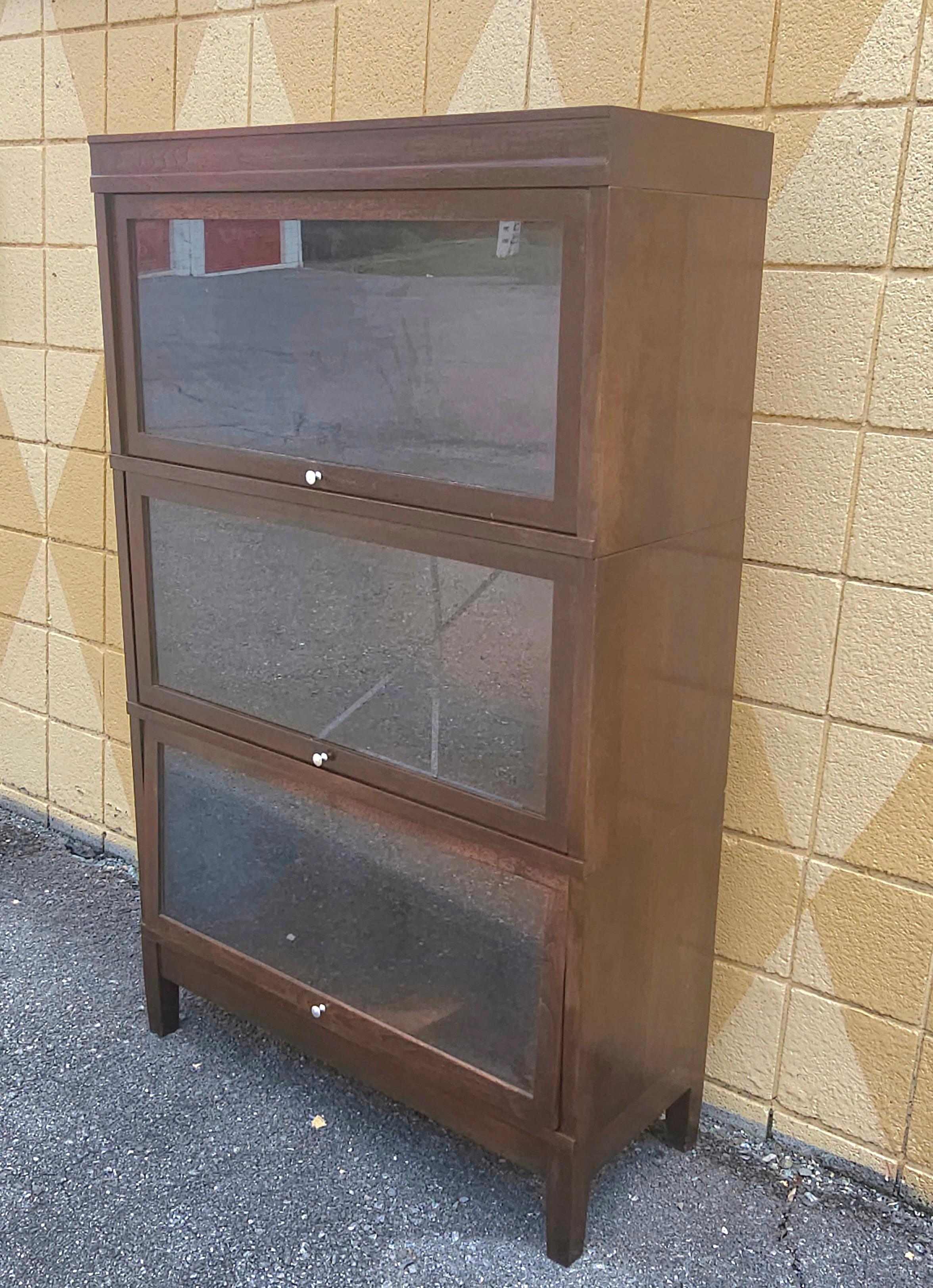 Autre Bibliothèque empilable Barrister en noyer et verre du milieu du siècle de Hale Industries en vente