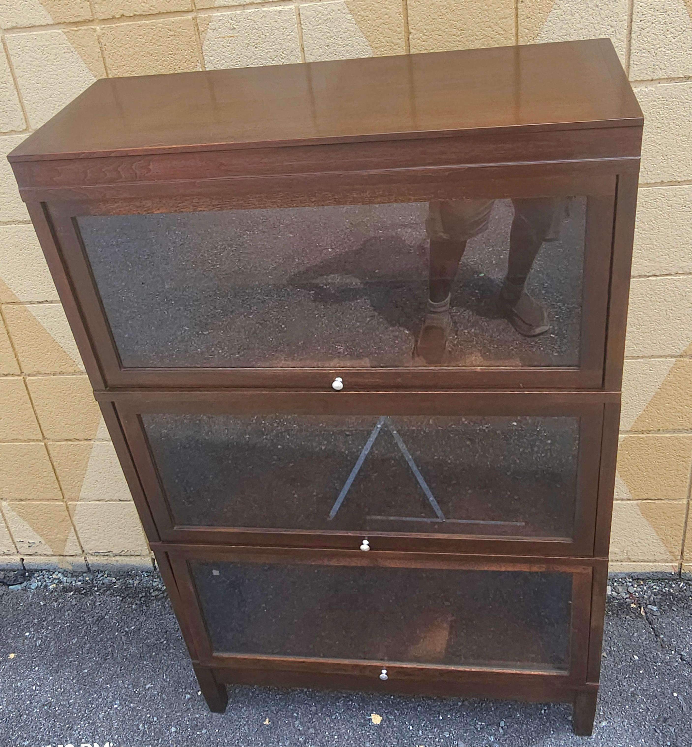 Bibliothèque empilable Barrister en noyer et verre du milieu du siècle de Hale Industries Bon état - En vente à Germantown, MD