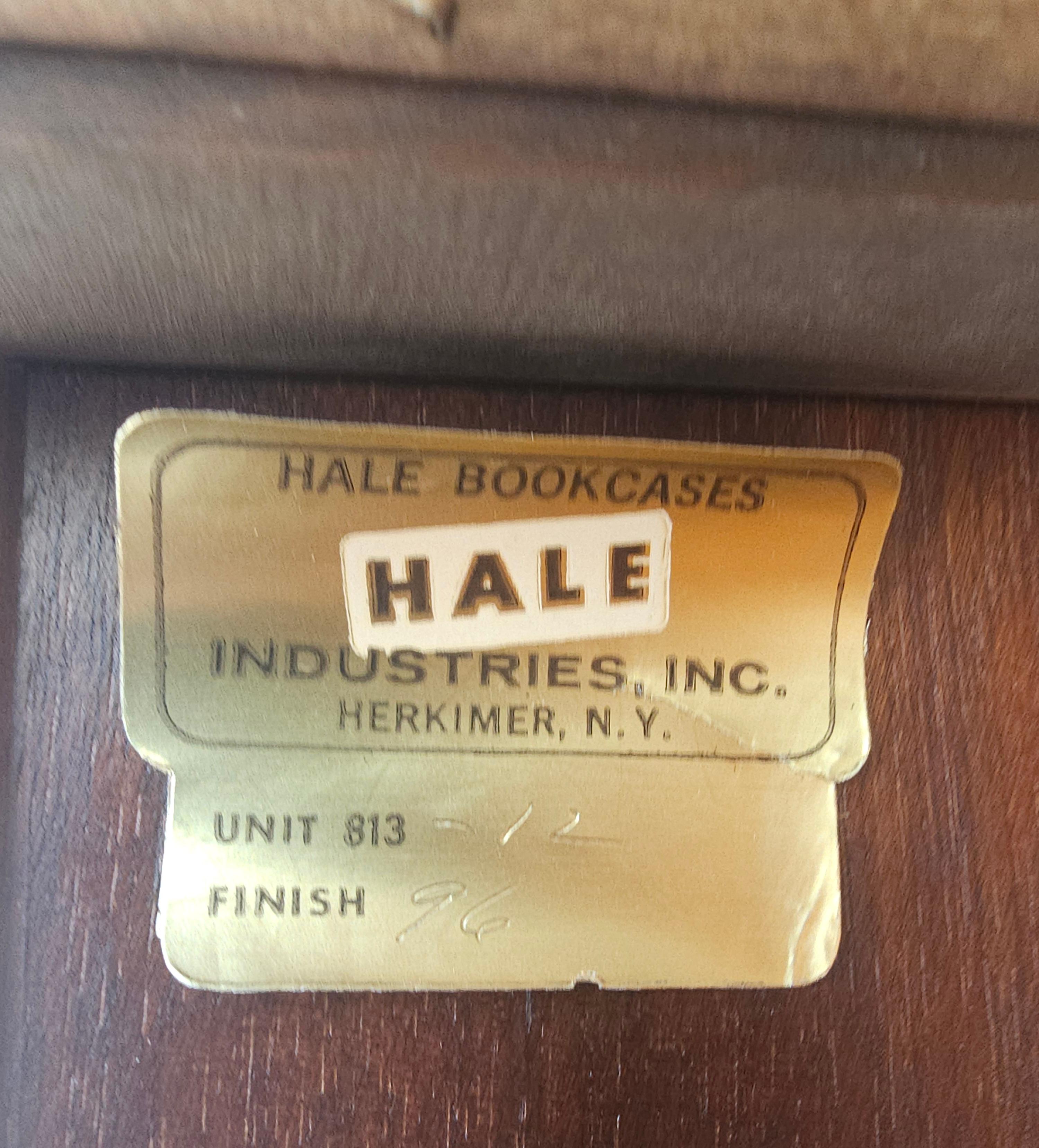 20ième siècle Bibliothèque empilable Barrister en noyer et verre du milieu du siècle de Hale Industries en vente