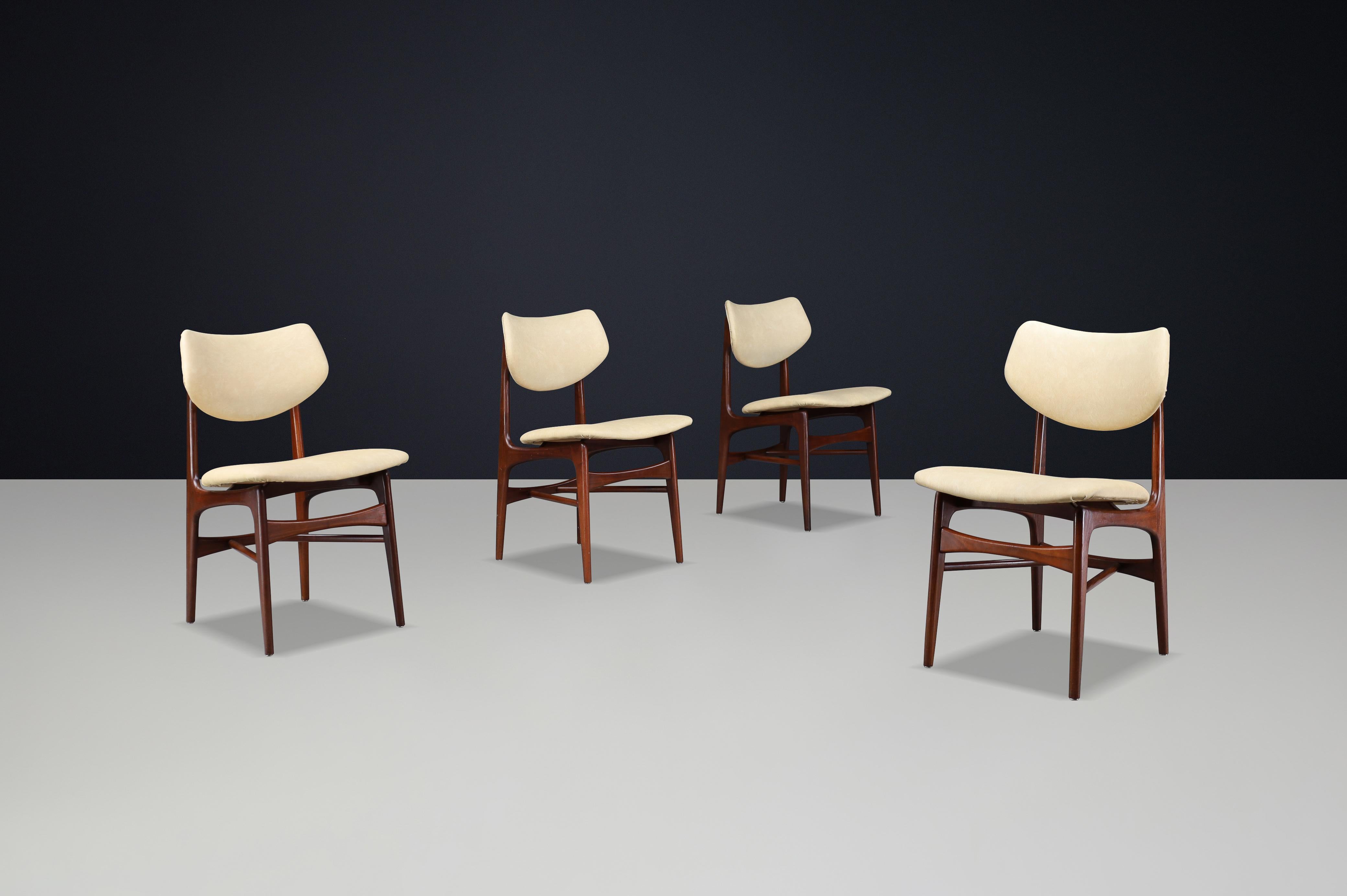 Set of 4 Mid-Century “Hamar” Dining Chairs by Louis van Teeffelen for WéBé, Netherlands, 1960s, Teak and Skai

Description:
A beautifully preserved set of four “Hamar” dining chairs, designed by Louis van Teeffelen for WéBé in the Netherlands during