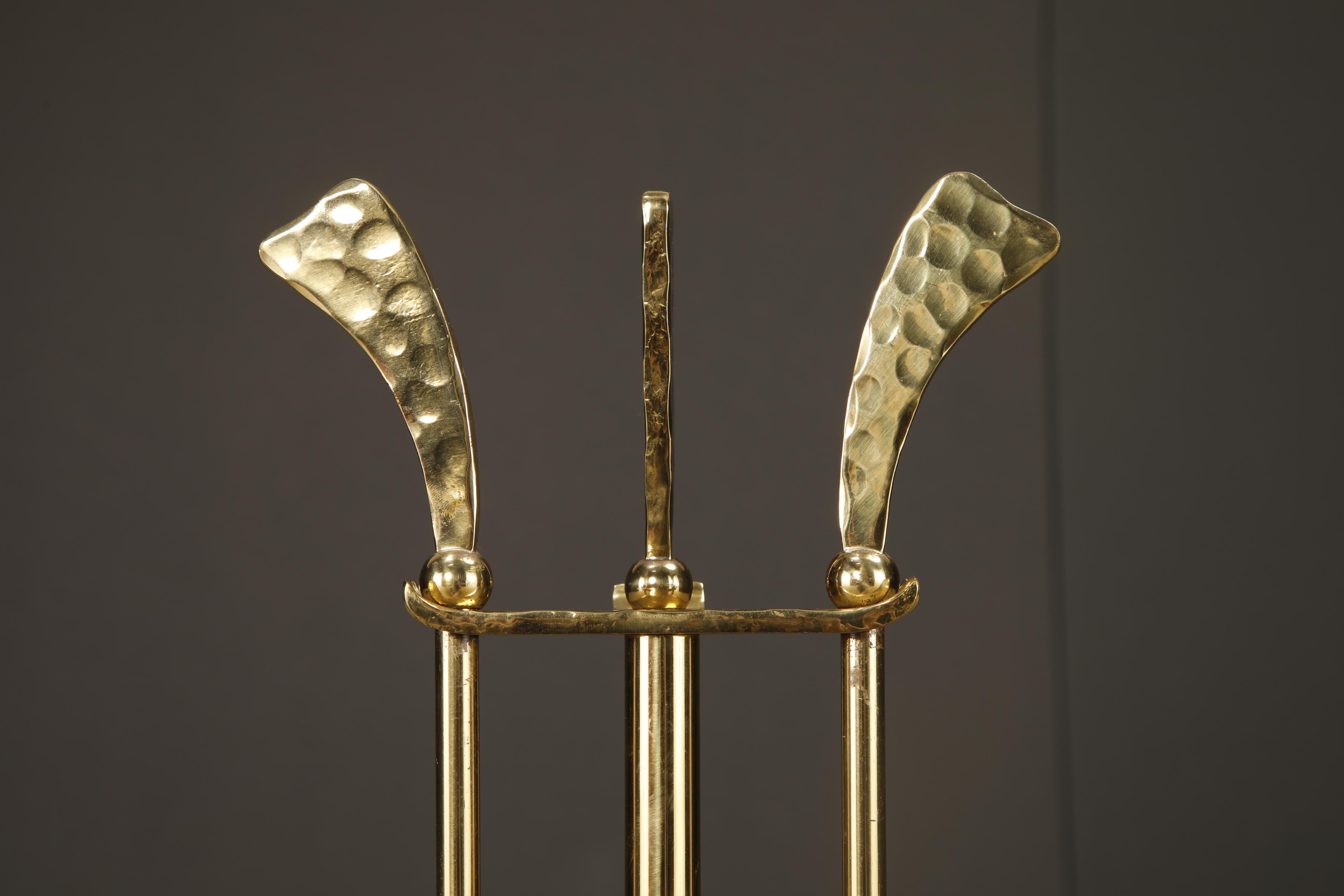 American Mid-Century Hammered Brass Fireplace Tool Set with Curved Handles and Ball Feet For Sale