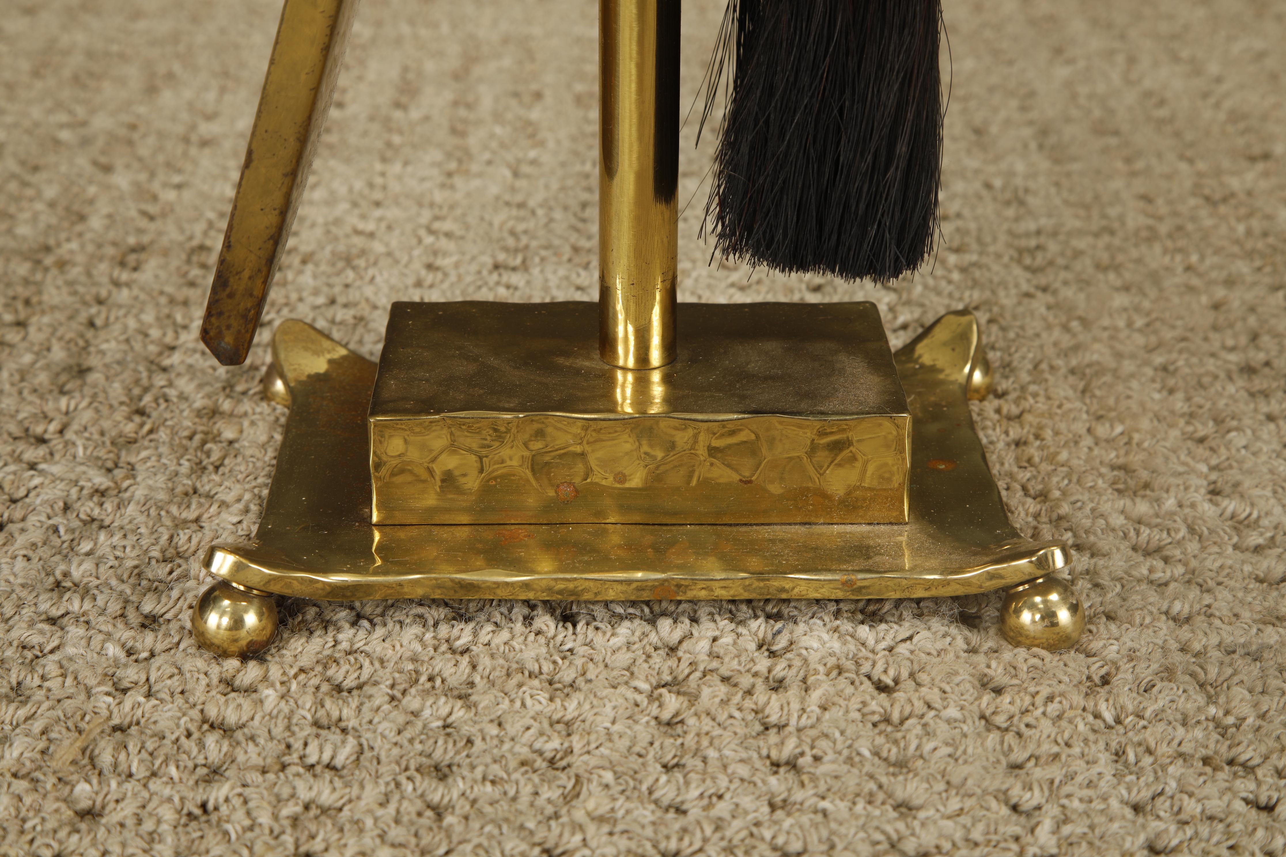 Mid-Century Hammered Brass Fireplace Tool Set with Curved Handles and Ball Feet In Good Condition For Sale In Los Angeles, CA