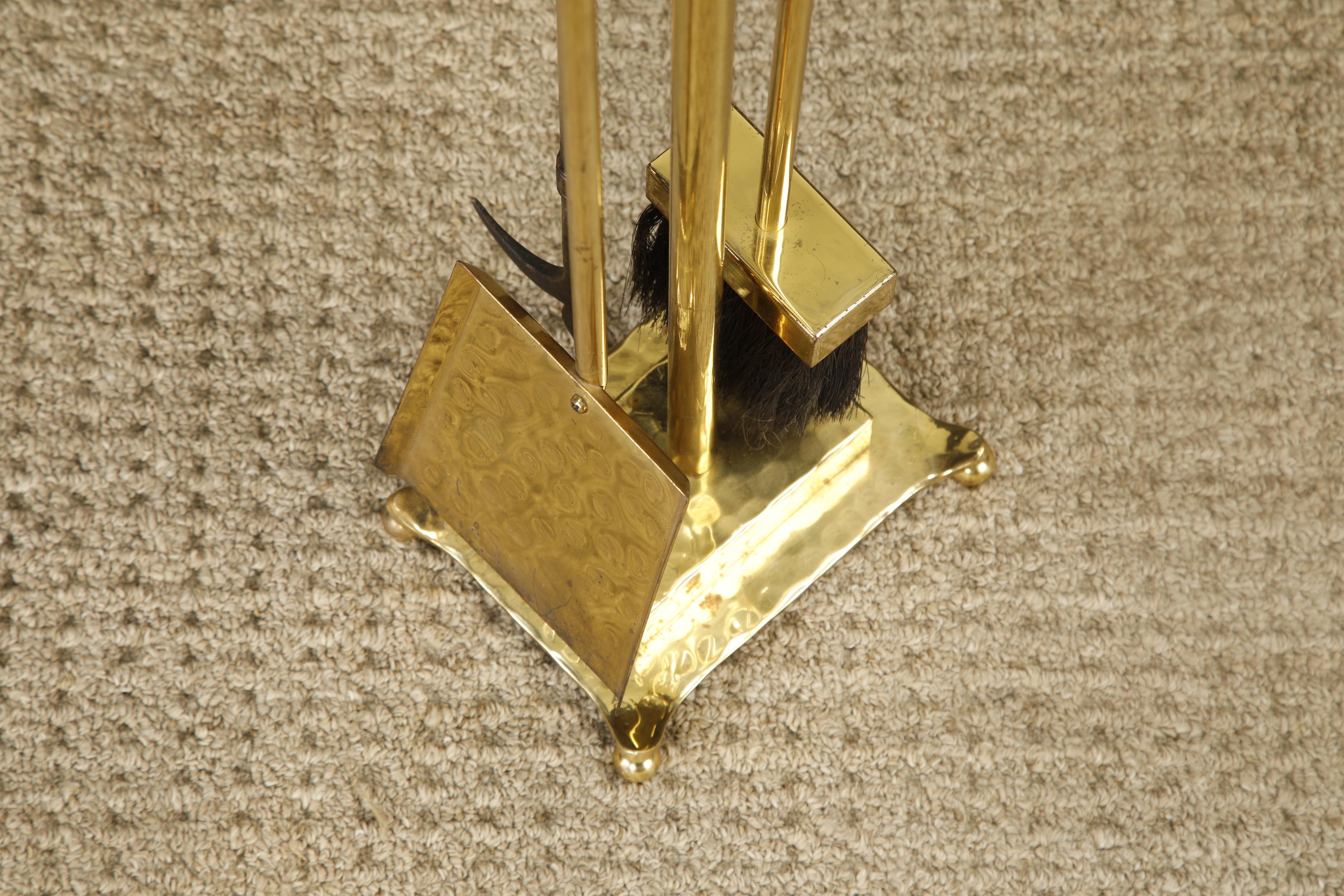 Mid-Century Hammered Brass Fireplace Tool Set with Curved Handles and Ball Feet For Sale 1