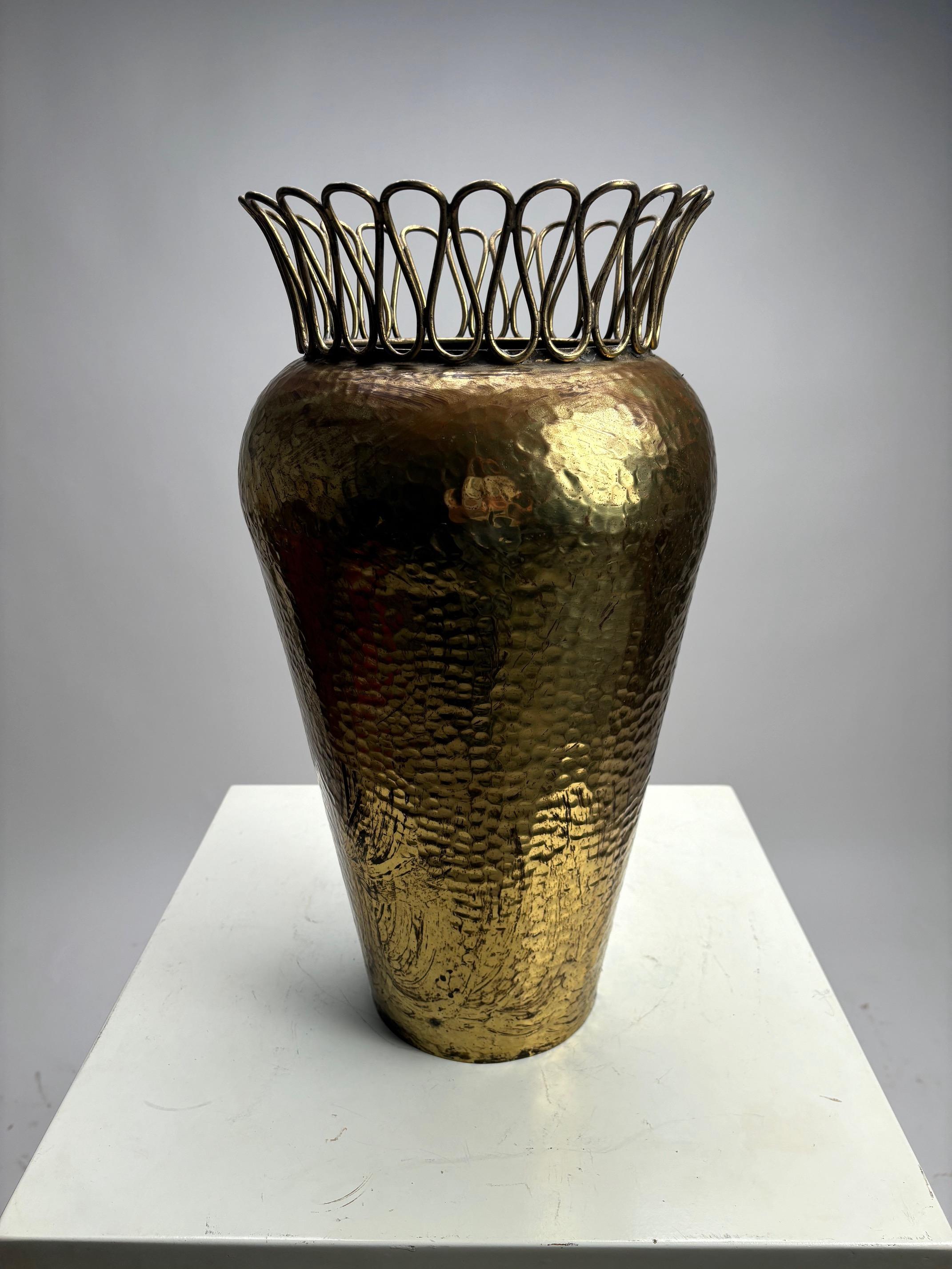 Paragüero de latón martillado de mediados de siglo al estilo de Gio Ponti, 1950 Moderno de mediados de siglo en venta