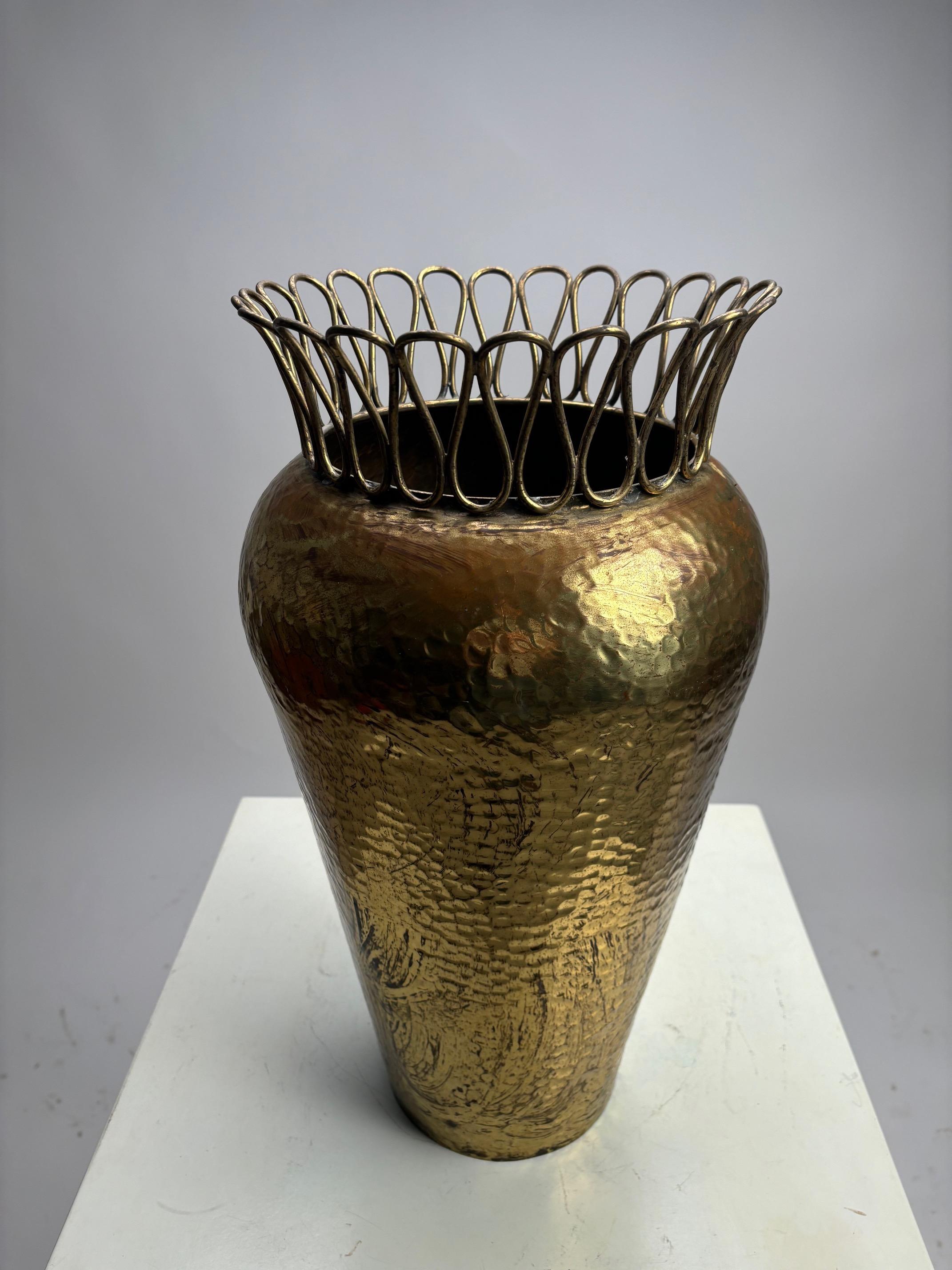 Paragüero de latón martillado de mediados de siglo al estilo de Gio Ponti, 1950 Italiano en venta
