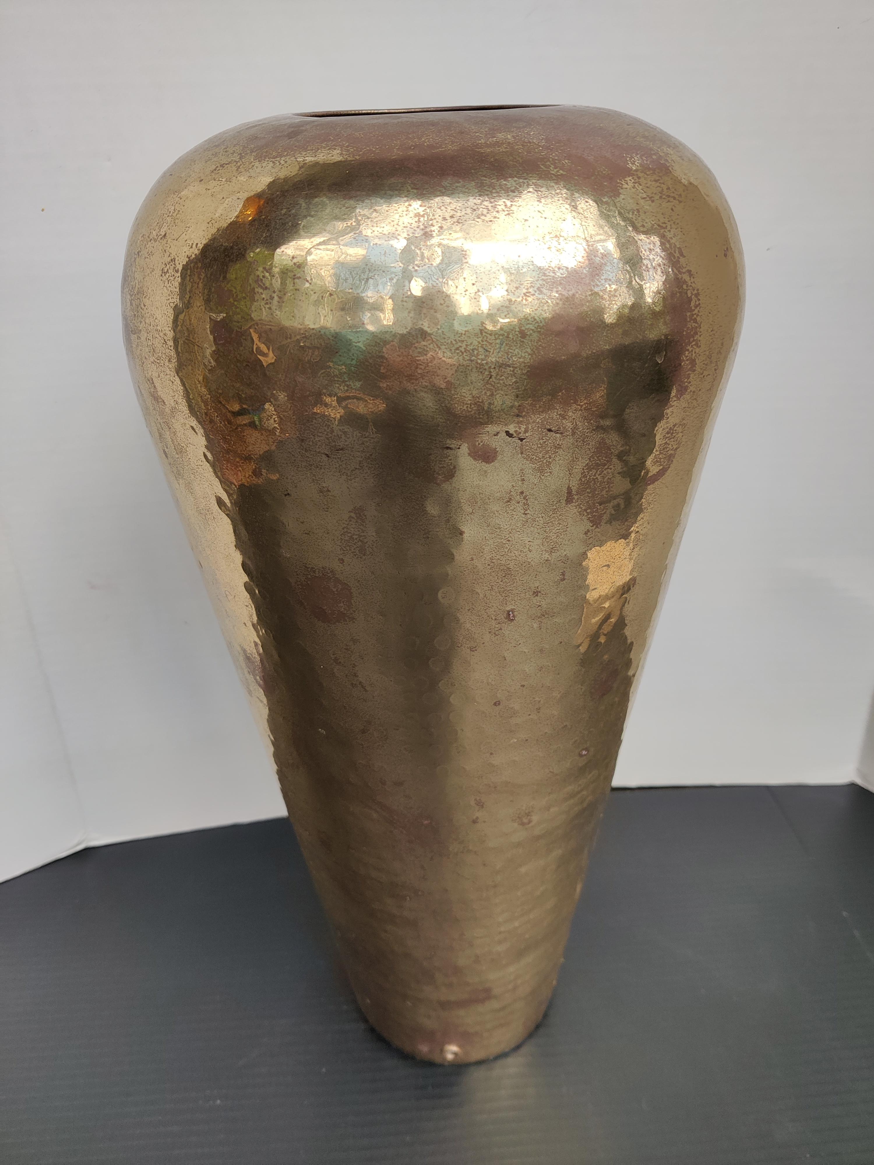 Mid Century Vase aus gehämmerter Bronze
Die Vase ist schwer.
Kann möglicherweise zu einer Lampe gemacht werden.   In der Vase befindet sich ein Loch, in das ein Draht eingeführt werden kann.   
Sockel 4,5