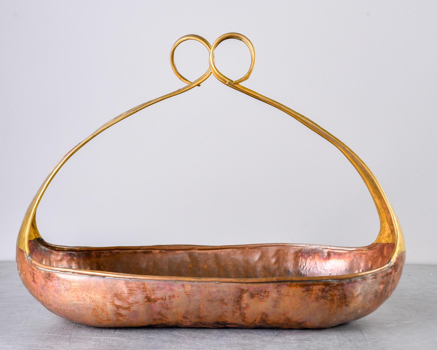 Mid-Century Modern Bol en forme de panier en cuivre et laiton martelé du milieu des années 1950 en vente
