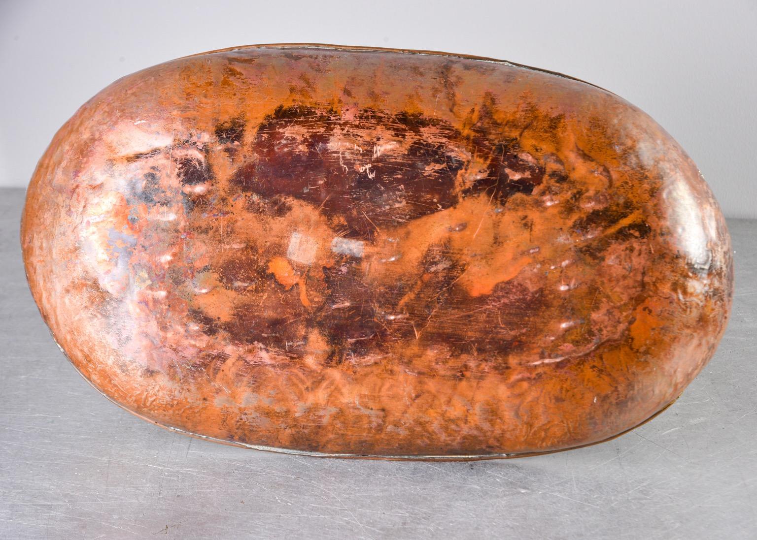 Laiton Bol en forme de panier en cuivre et laiton martelé du milieu des années 1950 en vente