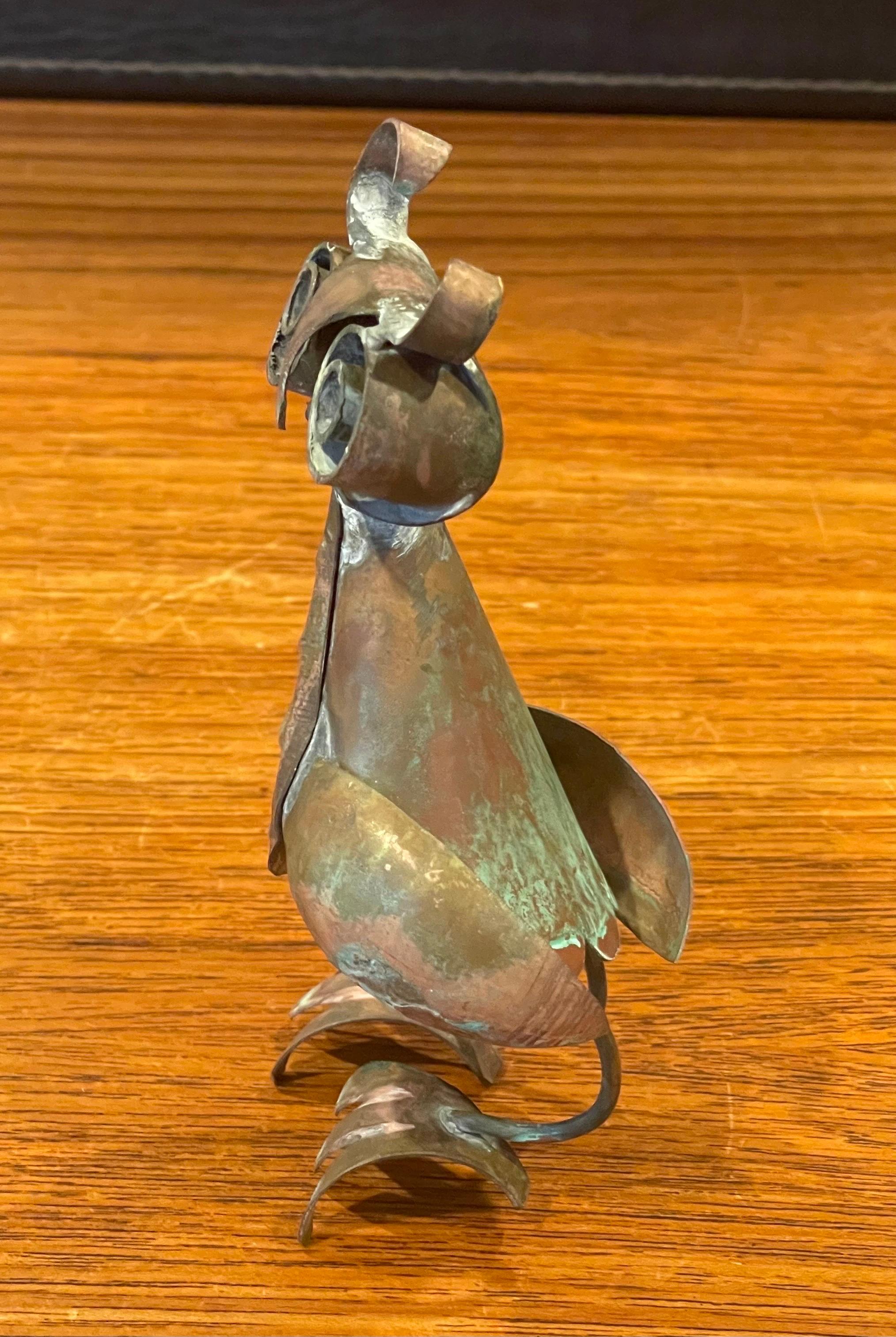 Patinato Scultura di gufo in rame martellato patinato di metà secolo nello stile di Los Castillos in vendita