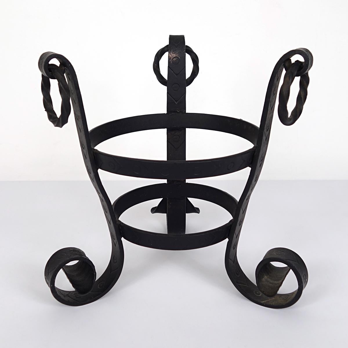 Mid-Century Hammered Copper Umbrella Stand on Cast Iron Base in vendita 2