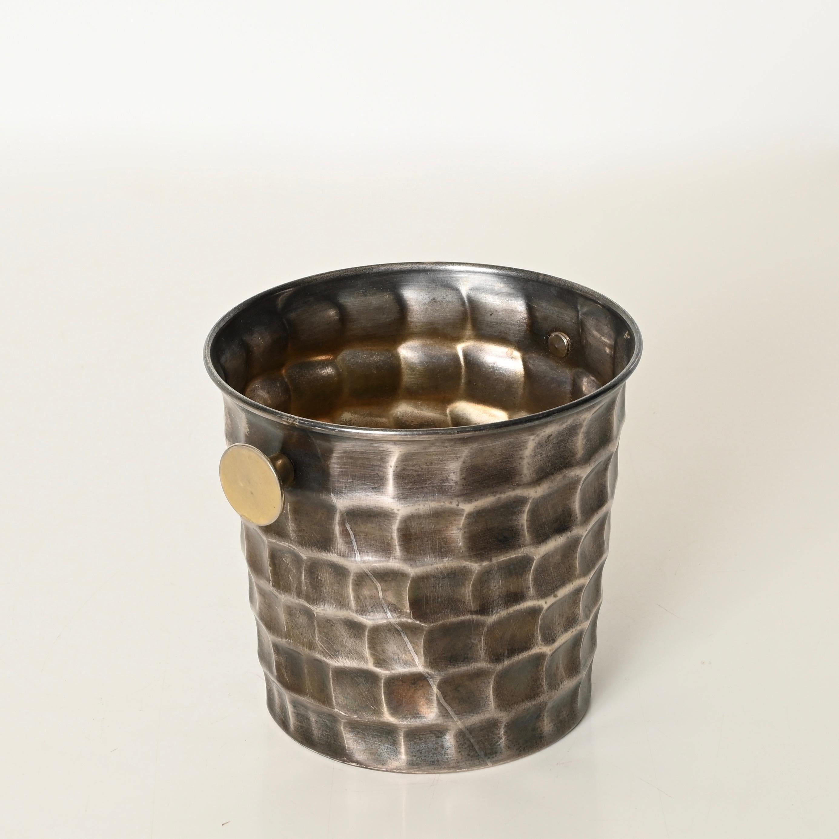 Seau à champagne en métal argenté martelé et laiton du milieu du siècle, Italie, années 1970 en vente 2