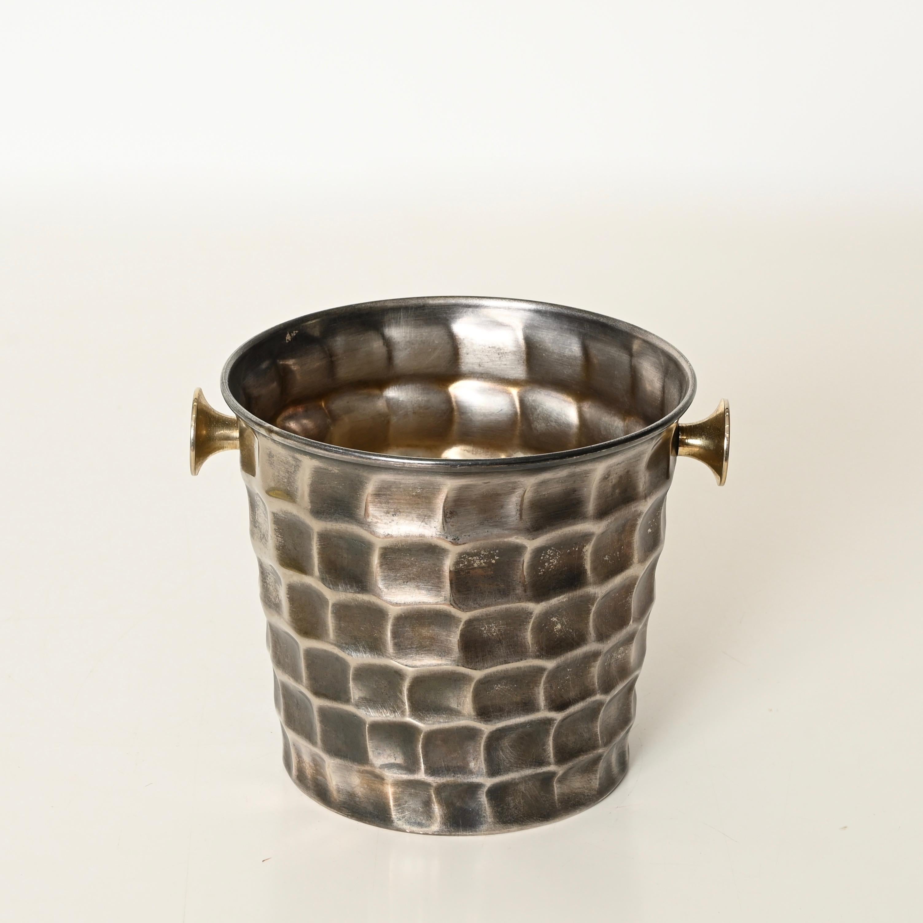 Seau à champagne en métal argenté martelé et laiton du milieu du siècle, Italie, années 1970 en vente 3