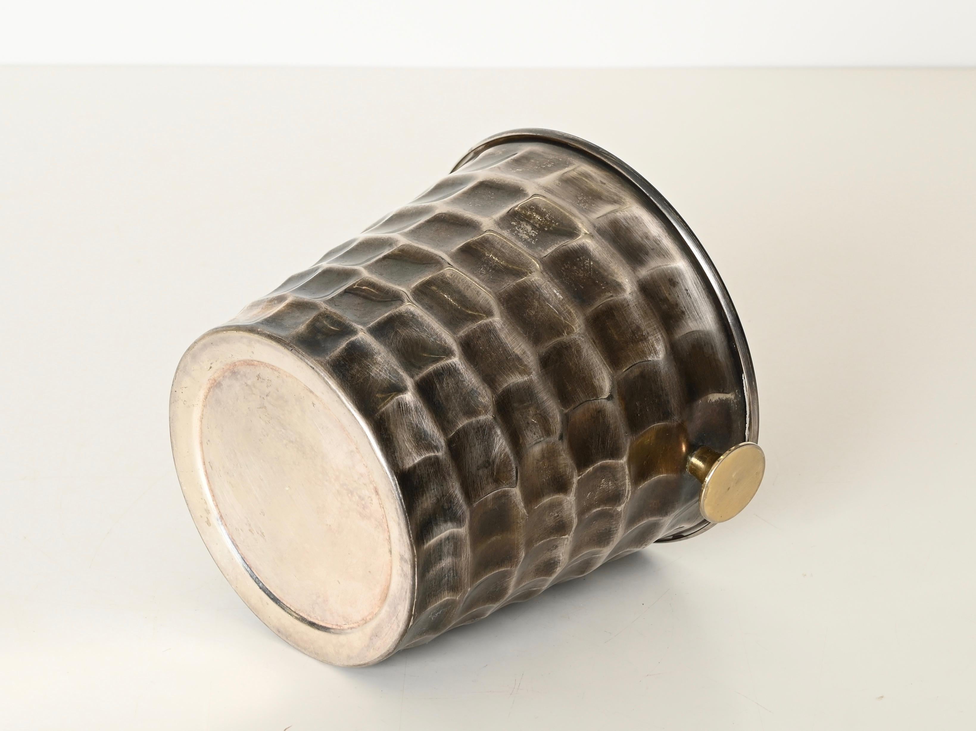 Seau à champagne en métal argenté martelé et laiton du milieu du siècle, Italie, années 1970 en vente 4