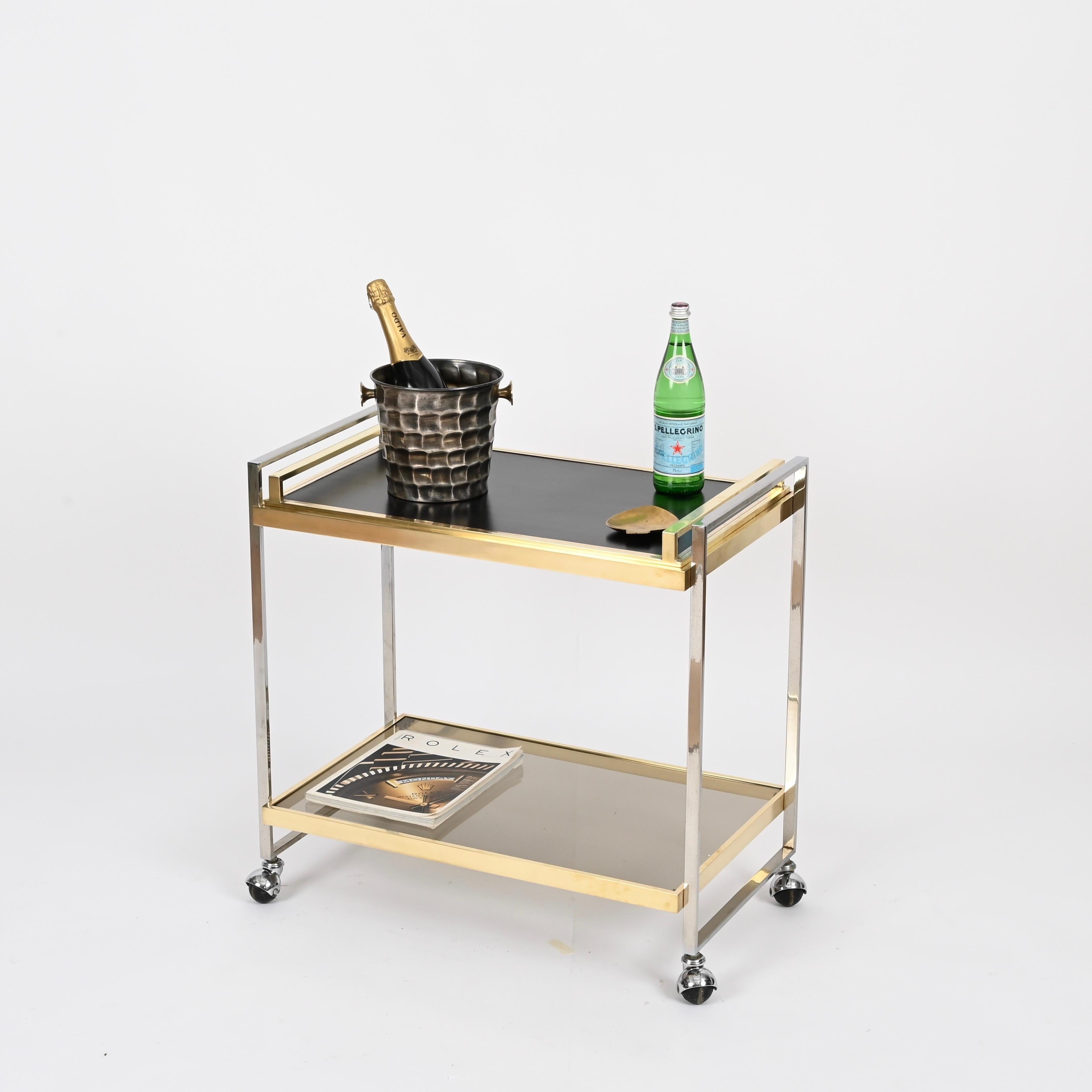 Magnifique seau à champagne ou à vin du milieu du siècle, fabriqué à la main en métal argenté martelé avec des poignées en laiton massif. Cette pièce charmante et unique a été produite en Italie dans les années 1970.

En excellent état vintage, le