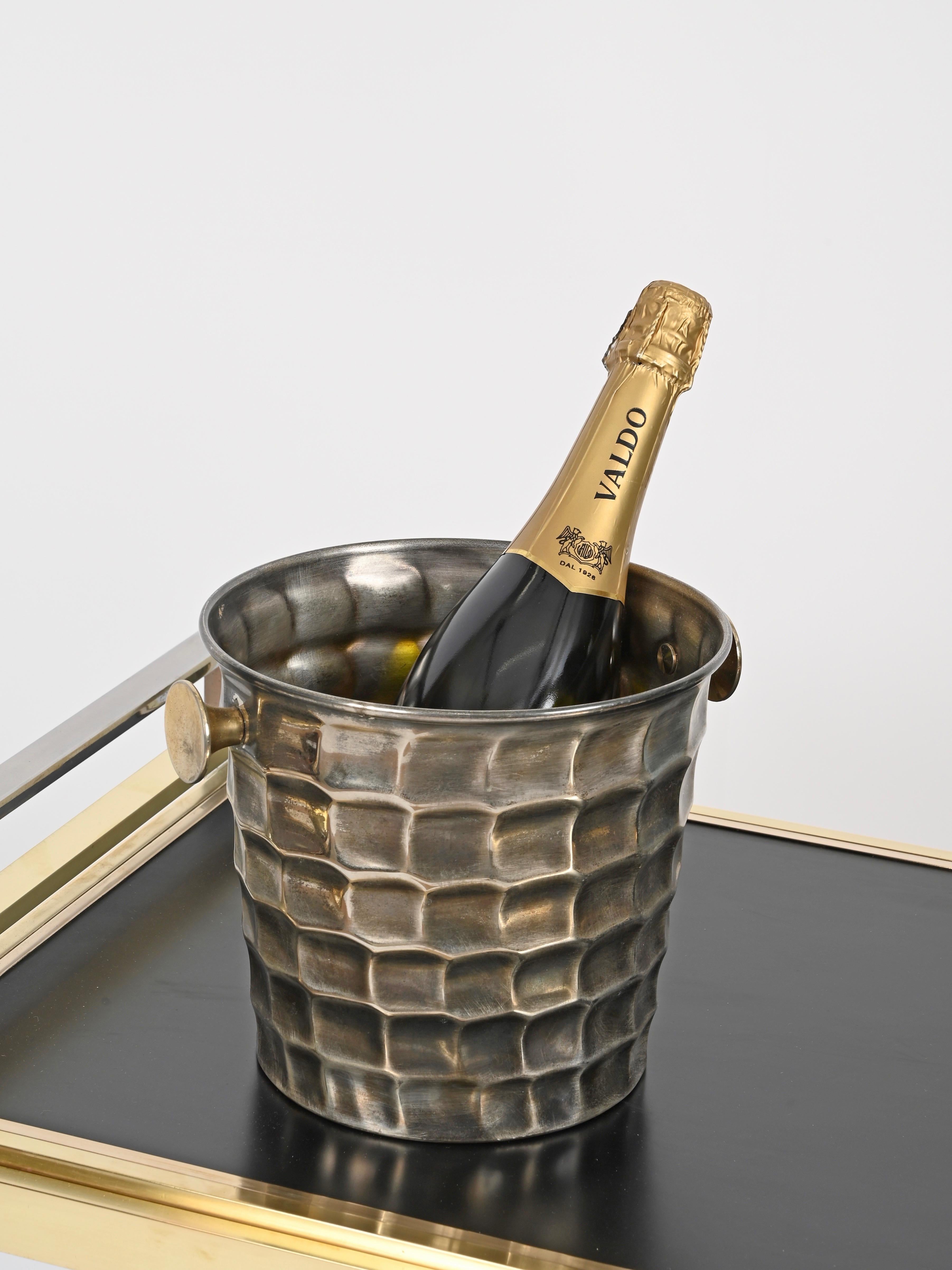 Mid-Century Modern Seau à champagne en métal argenté martelé et laiton du milieu du siècle, Italie, années 1970 en vente