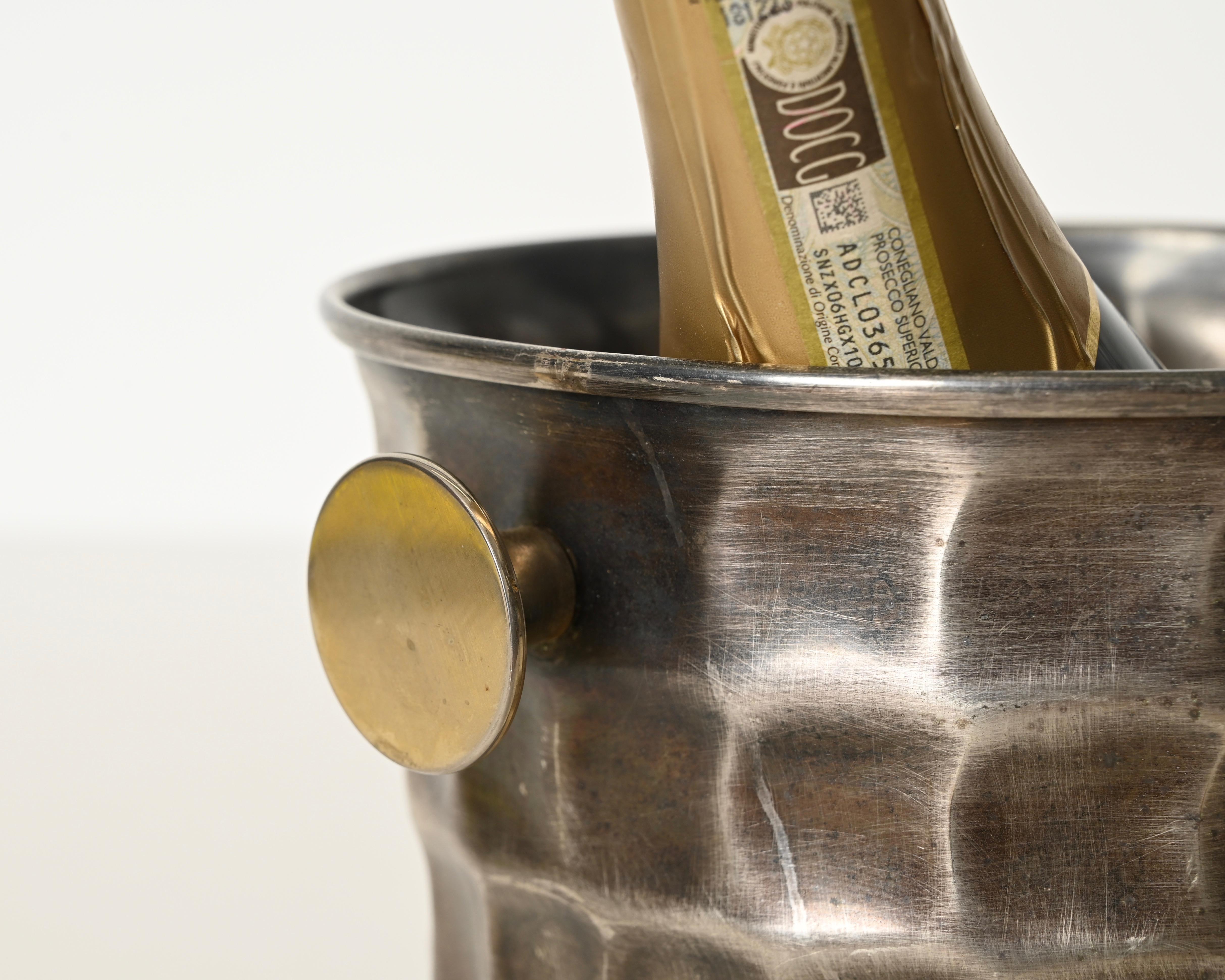 italien Seau à champagne en métal argenté martelé et laiton du milieu du siècle, Italie, années 1970 en vente