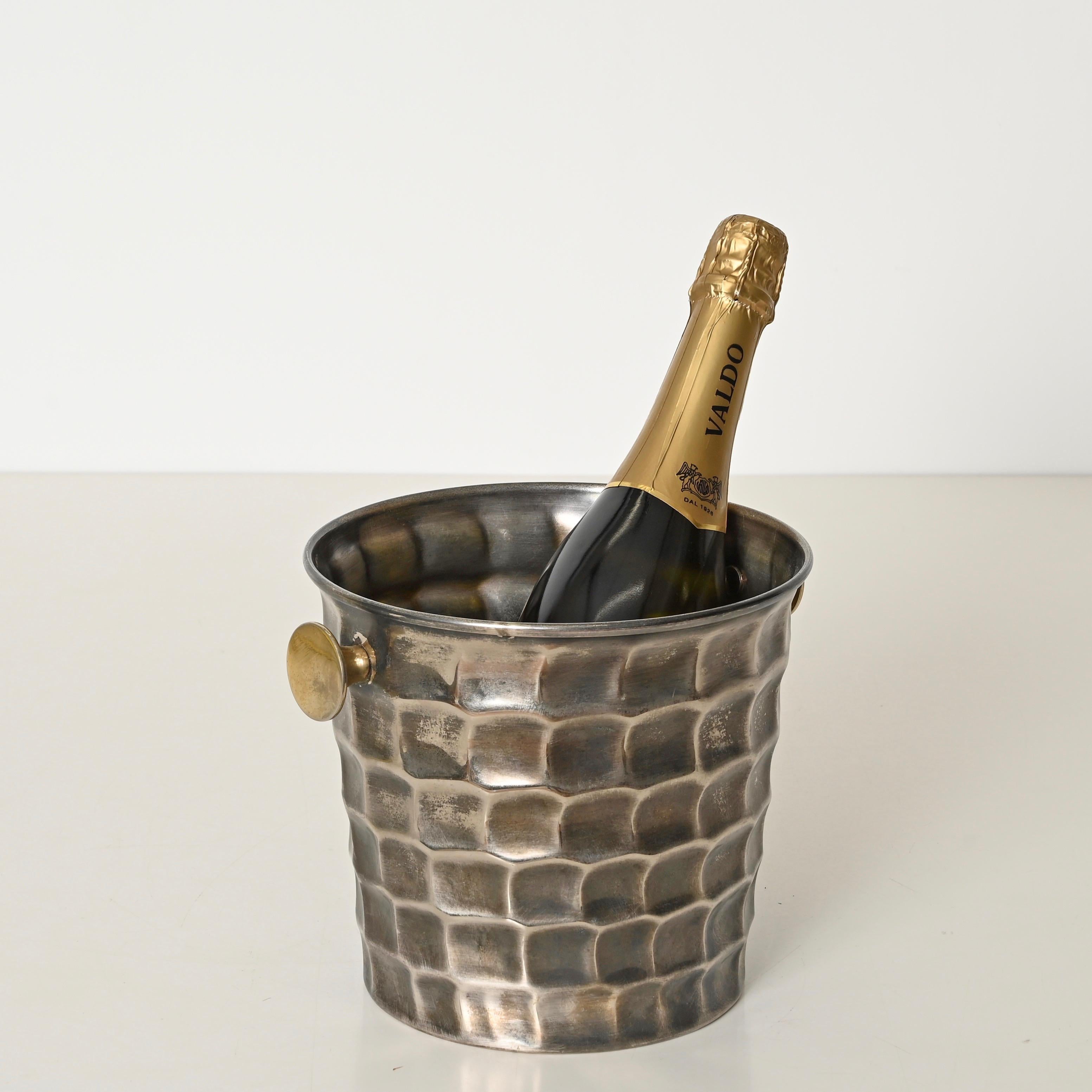 Seau à champagne en métal argenté martelé et laiton du milieu du siècle, Italie, années 1970 Bon état - En vente à Roma, IT