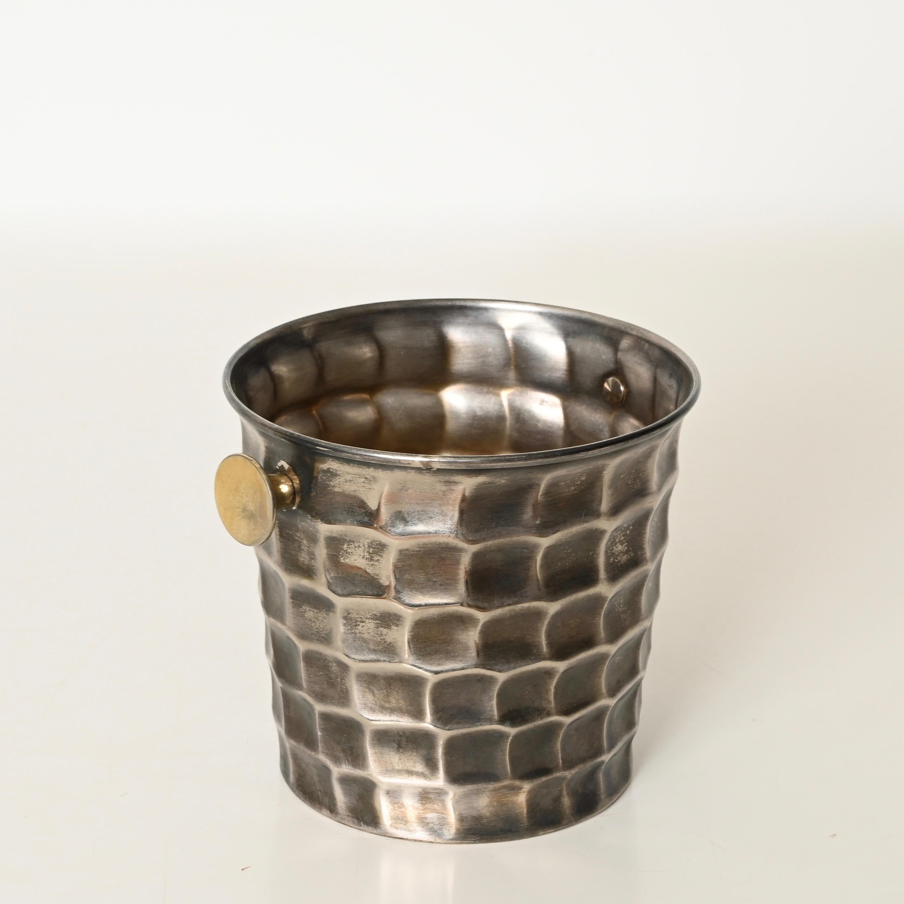 20ième siècle Seau à champagne en métal argenté martelé et laiton du milieu du siècle, Italie, années 1970 en vente