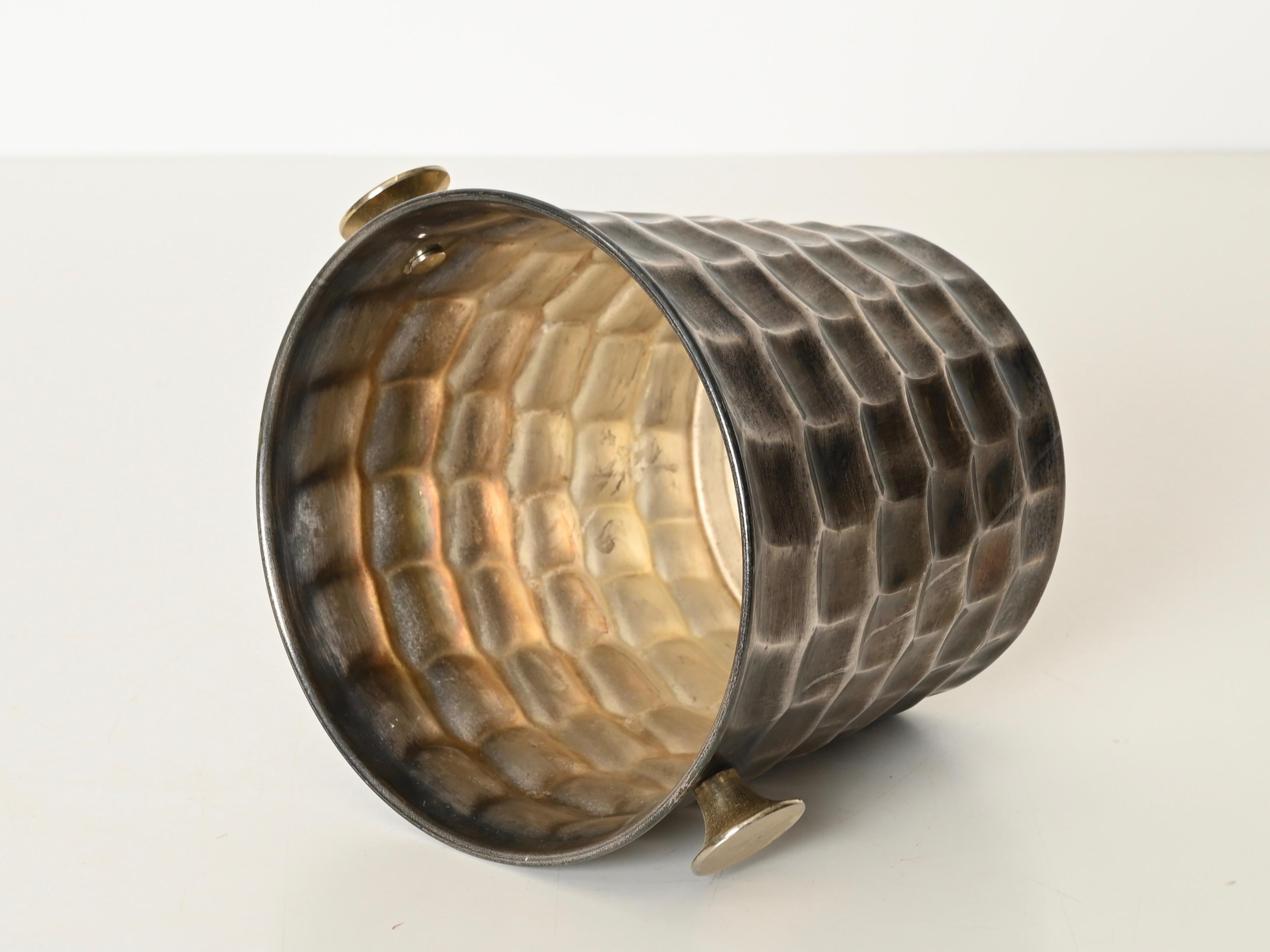 Métal Seau à champagne en métal argenté martelé et laiton du milieu du siècle, Italie, années 1970 en vente