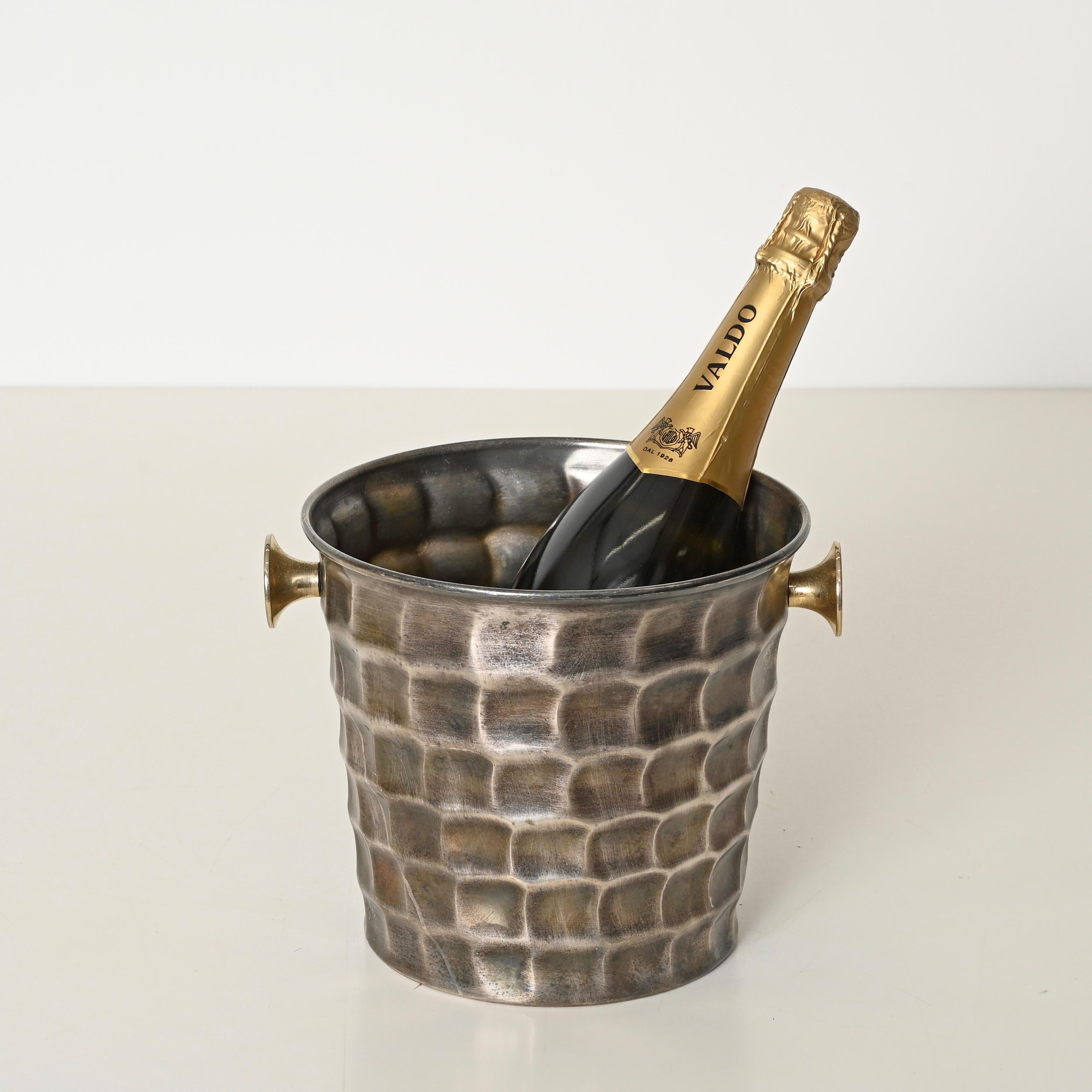 Seau à champagne en métal argenté martelé et laiton du milieu du siècle, Italie, années 1970 en vente 1