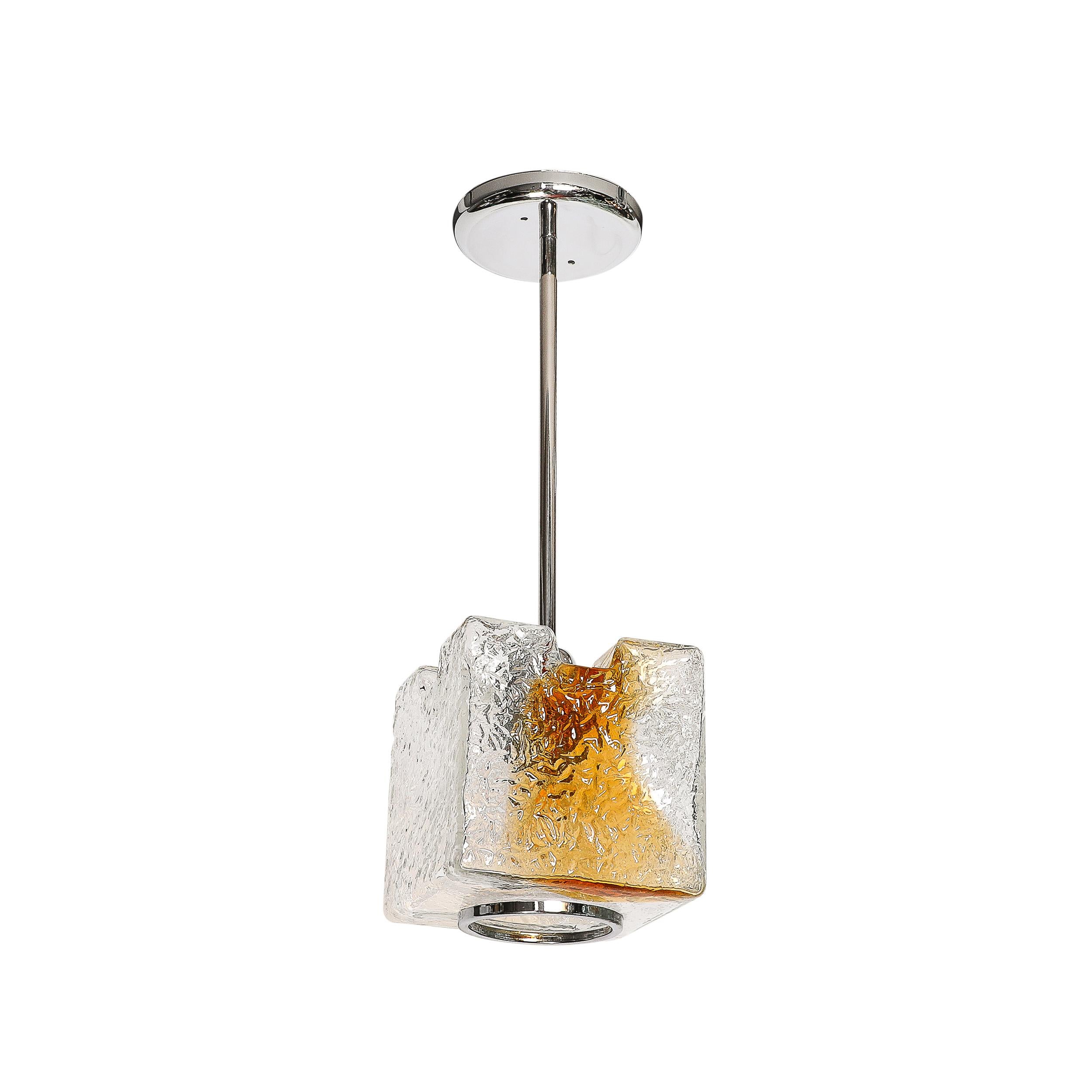 Questo splendido lampadario a sospensione in vetro di Murano soffiato a mano del metà del secolo, di colore ambra con finiture cromate di Mazzega Murano, proviene dall'Italia, CIRCA 1970. Caratterizzato da una composizione quadrata con dettagli