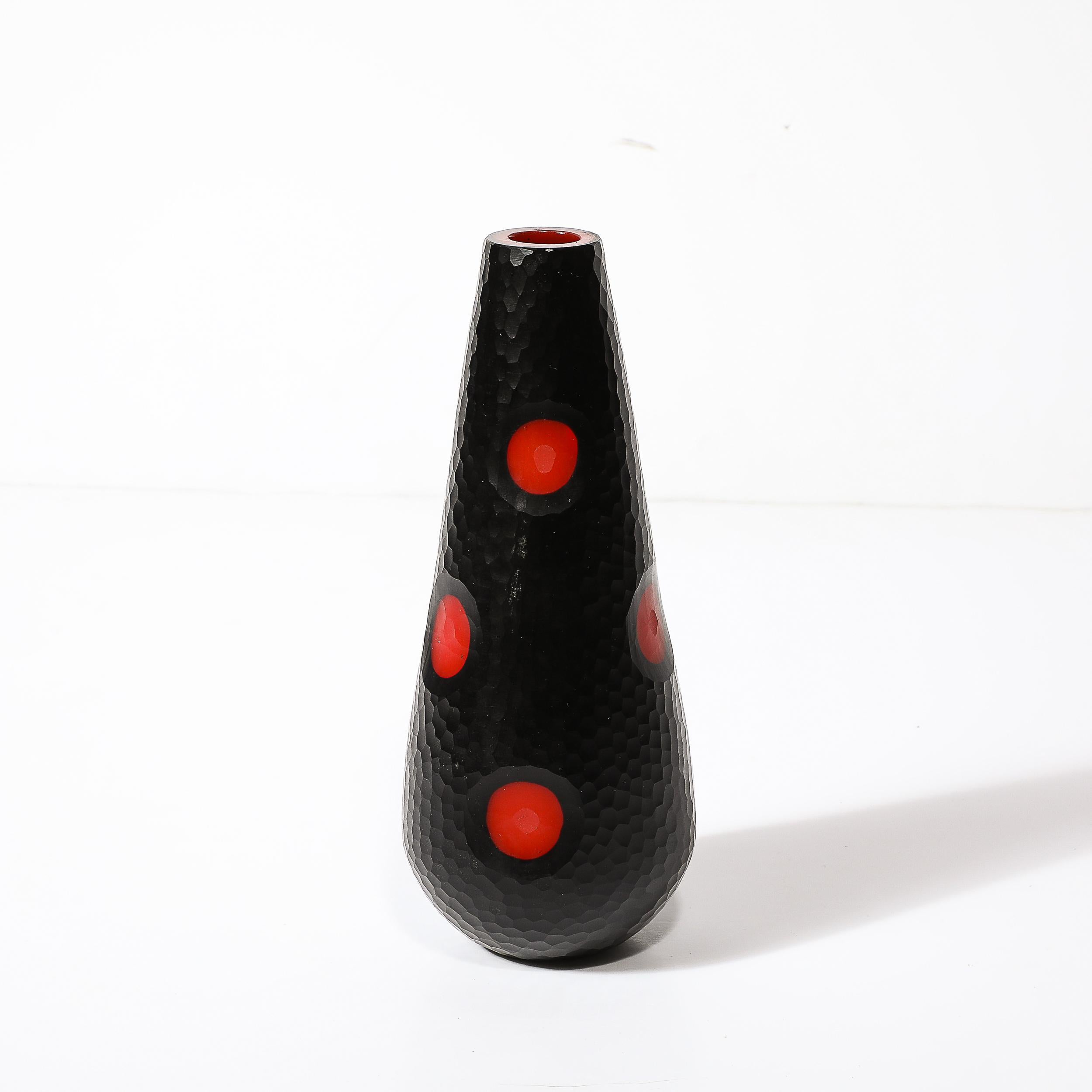 Vase en verre Murano Battuto du milieu du siècle soufflé à la main en noir avec des détails en vermillon en vente 3