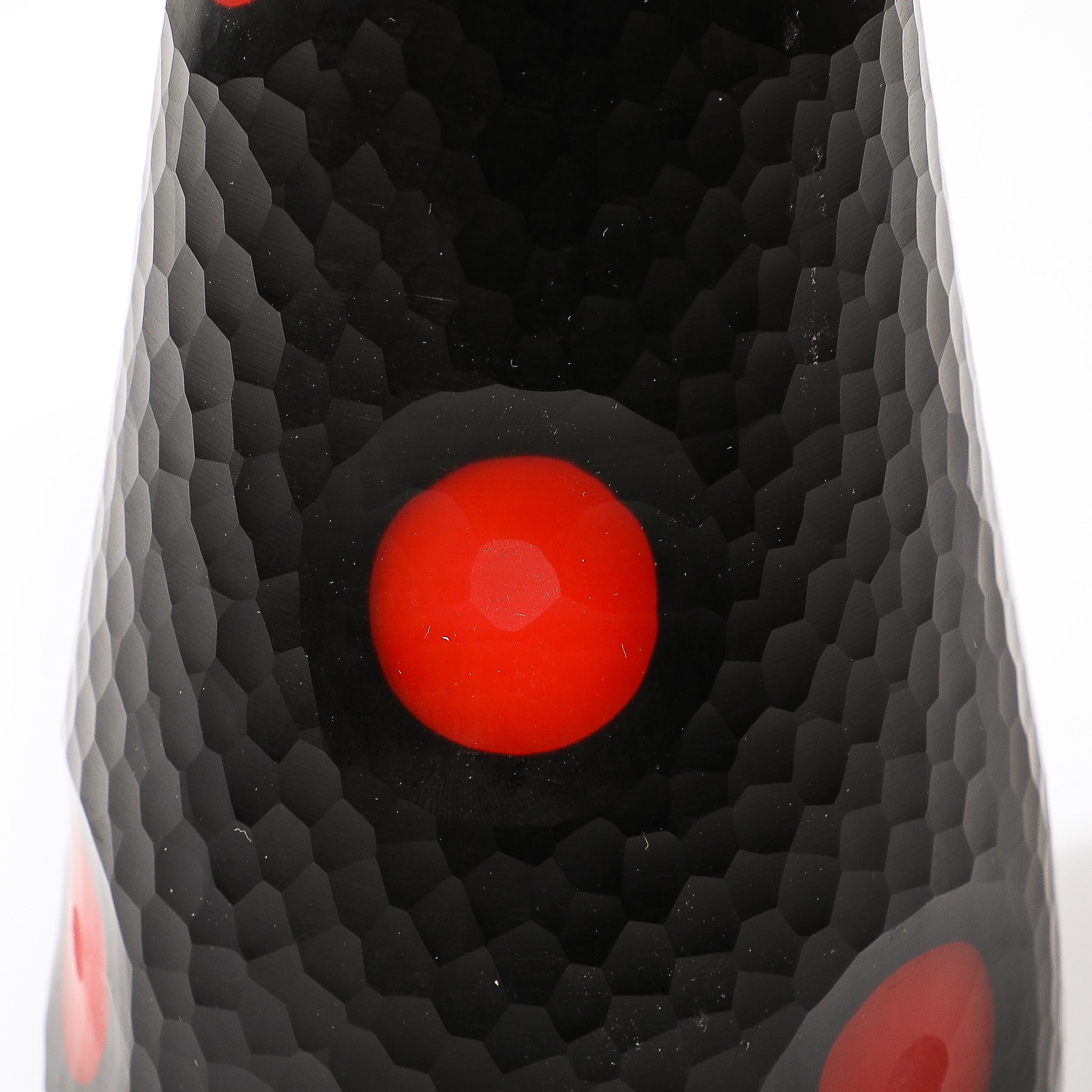Vase en verre Murano Battuto du milieu du siècle soufflé à la main en noir avec des détails en vermillon en vente 5