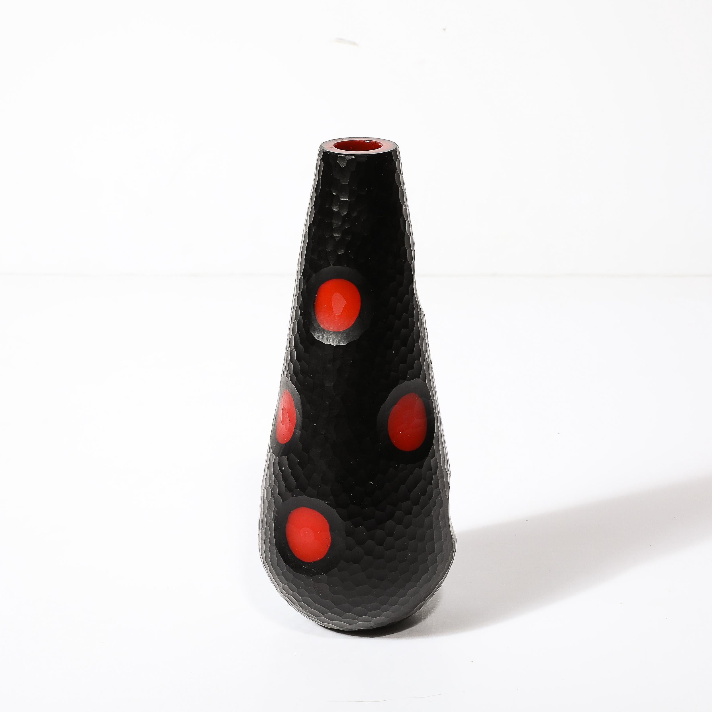 Vase en verre Murano Battuto du milieu du siècle soufflé à la main en noir avec des détails en vermillon en vente 6