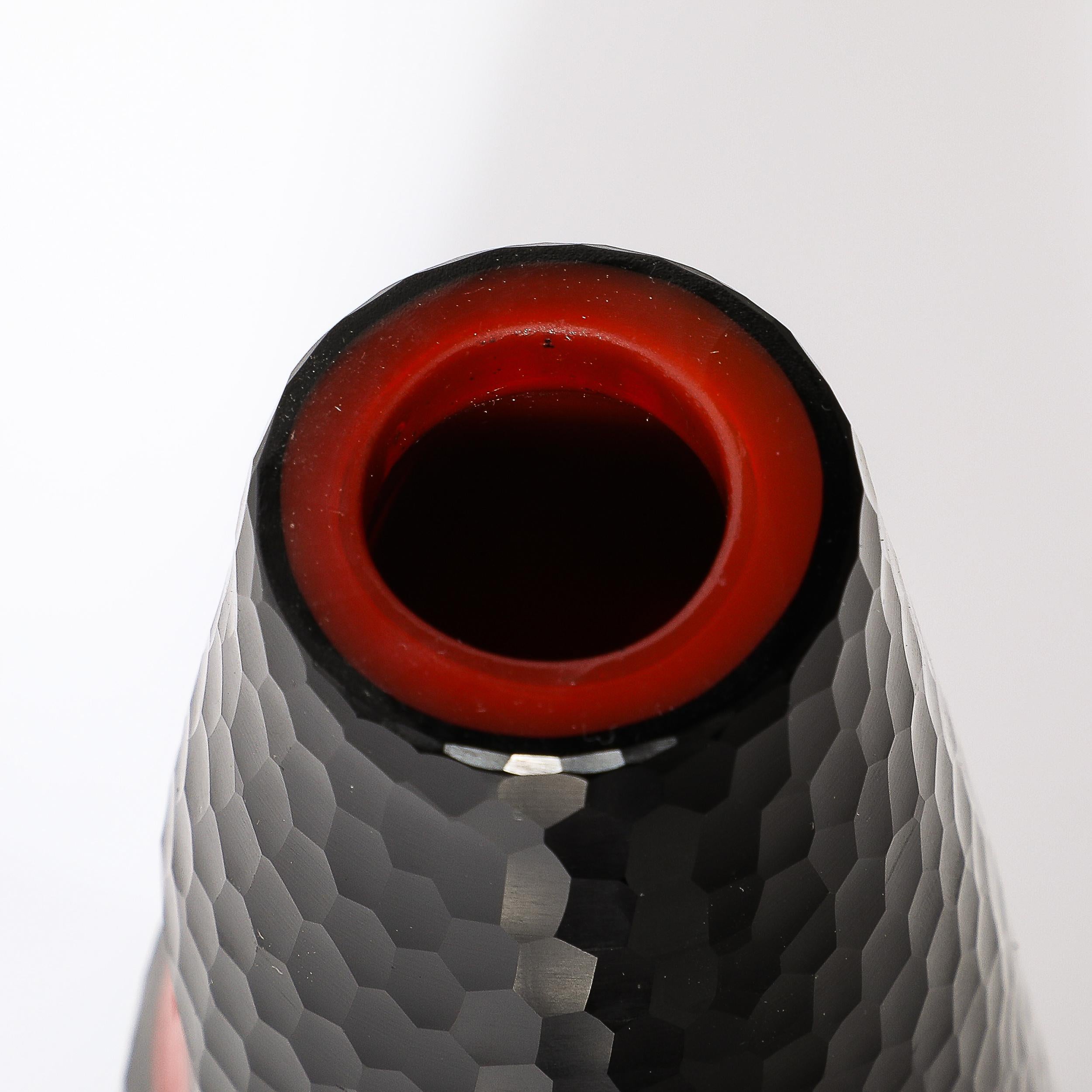 italien Vase en verre Murano Battuto du milieu du siècle soufflé à la main en noir avec des détails en vermillon en vente