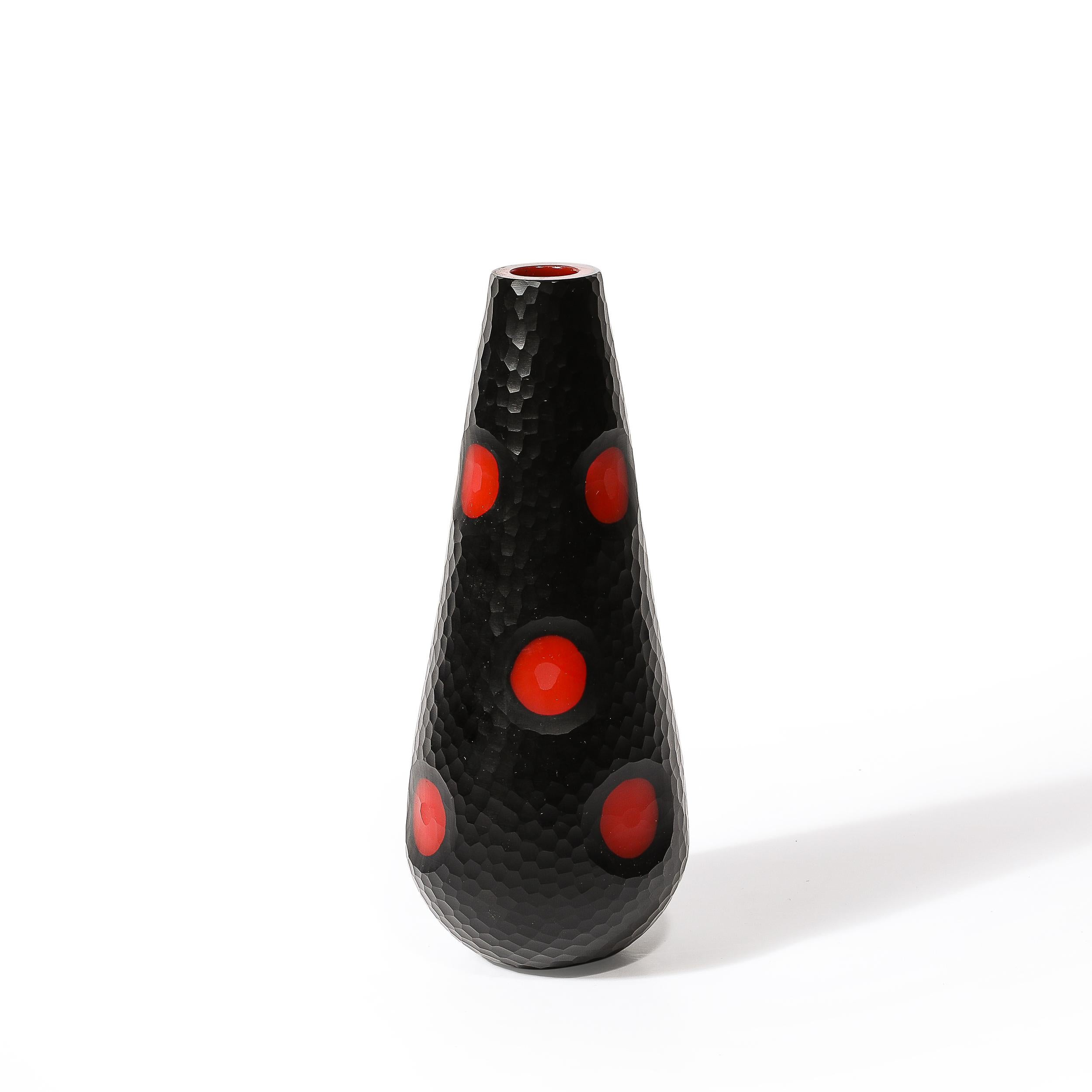 Vase en verre Murano Battuto du milieu du siècle soufflé à la main en noir avec des détails en vermillon Excellent état - En vente à New York, NY