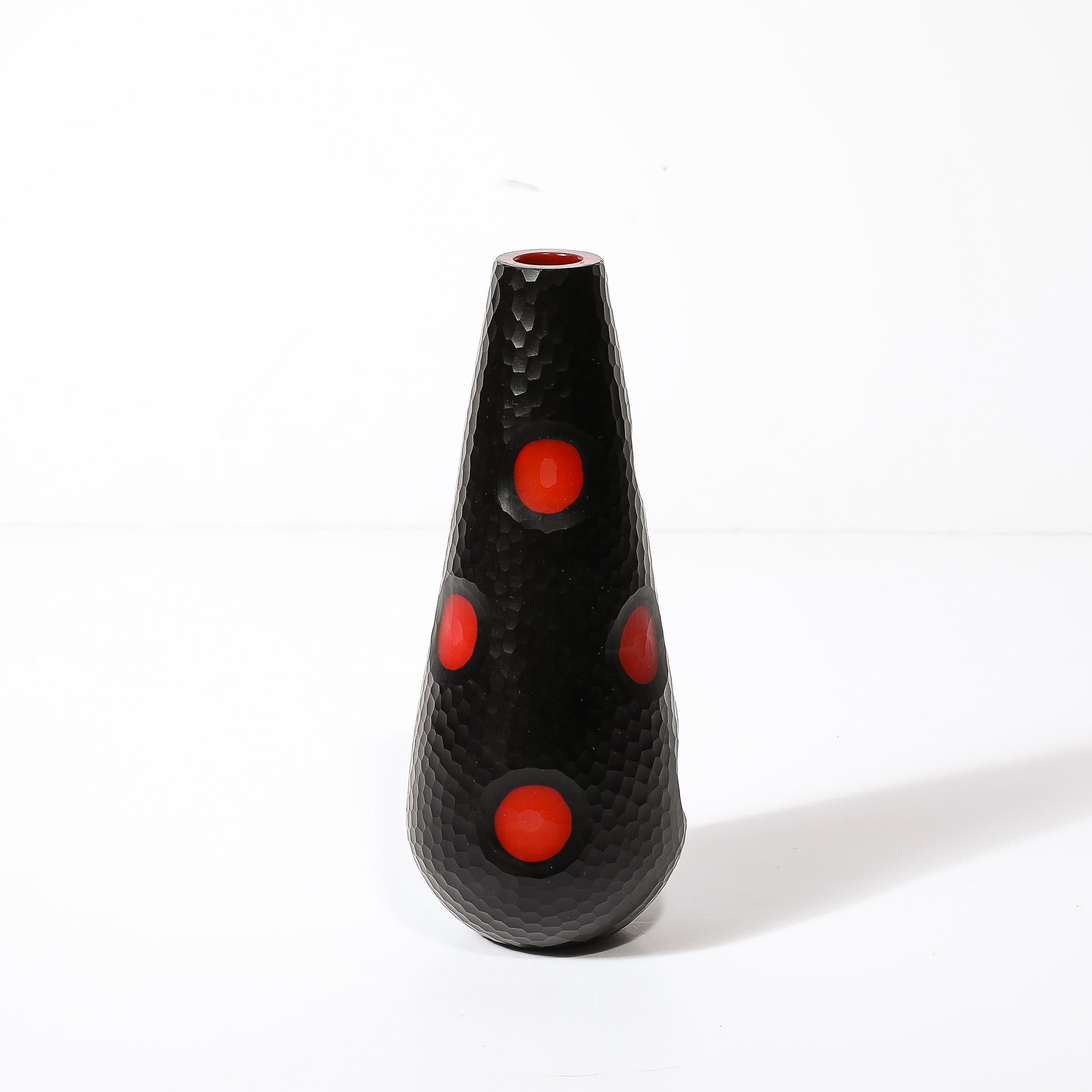 Verre de Murano Vase en verre Murano Battuto du milieu du siècle soufflé à la main en noir avec des détails en vermillon en vente