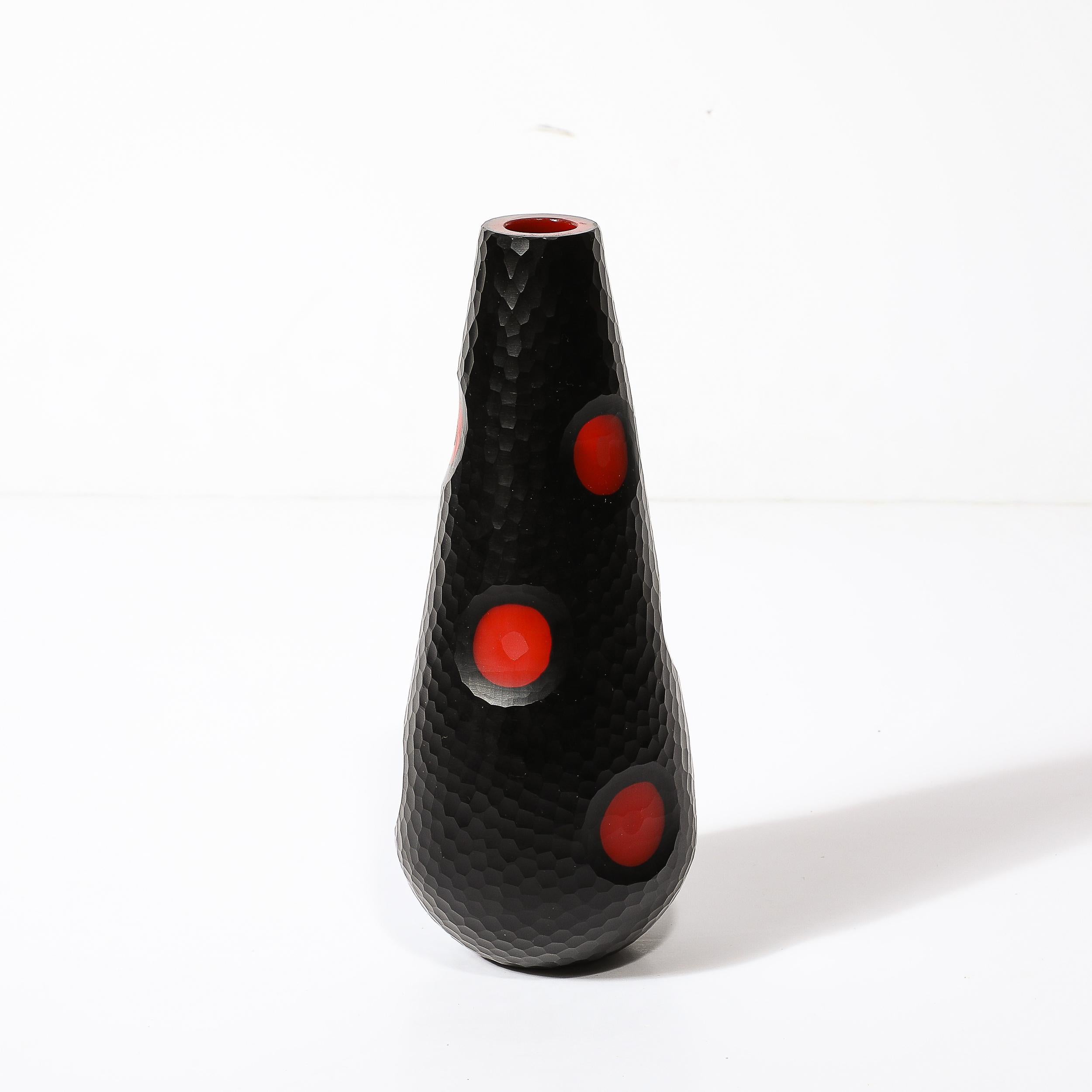 Vase en verre Murano Battuto du milieu du siècle soufflé à la main en noir avec des détails en vermillon en vente 1