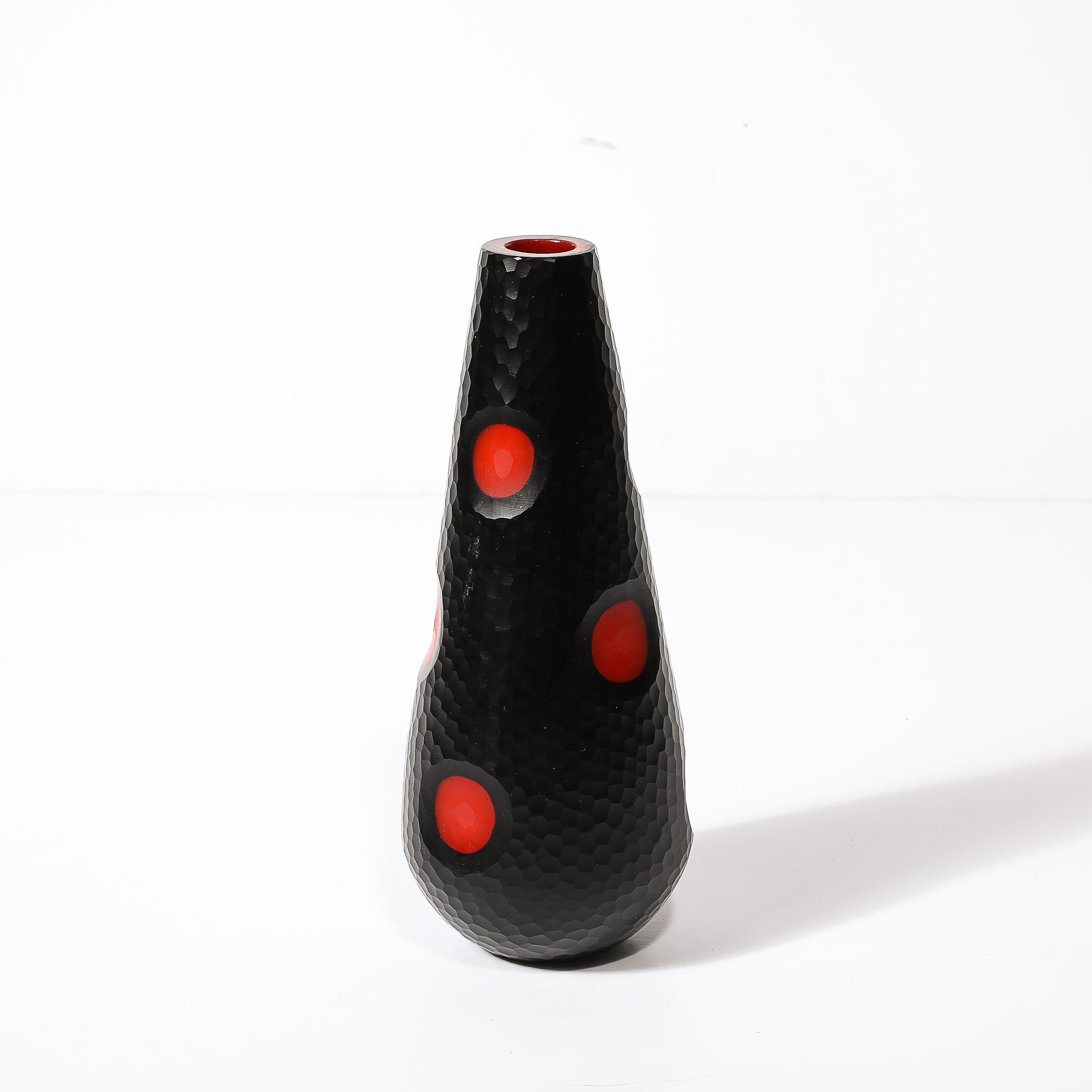 Vase en verre Murano Battuto du milieu du siècle soufflé à la main en noir avec des détails en vermillon en vente 2
