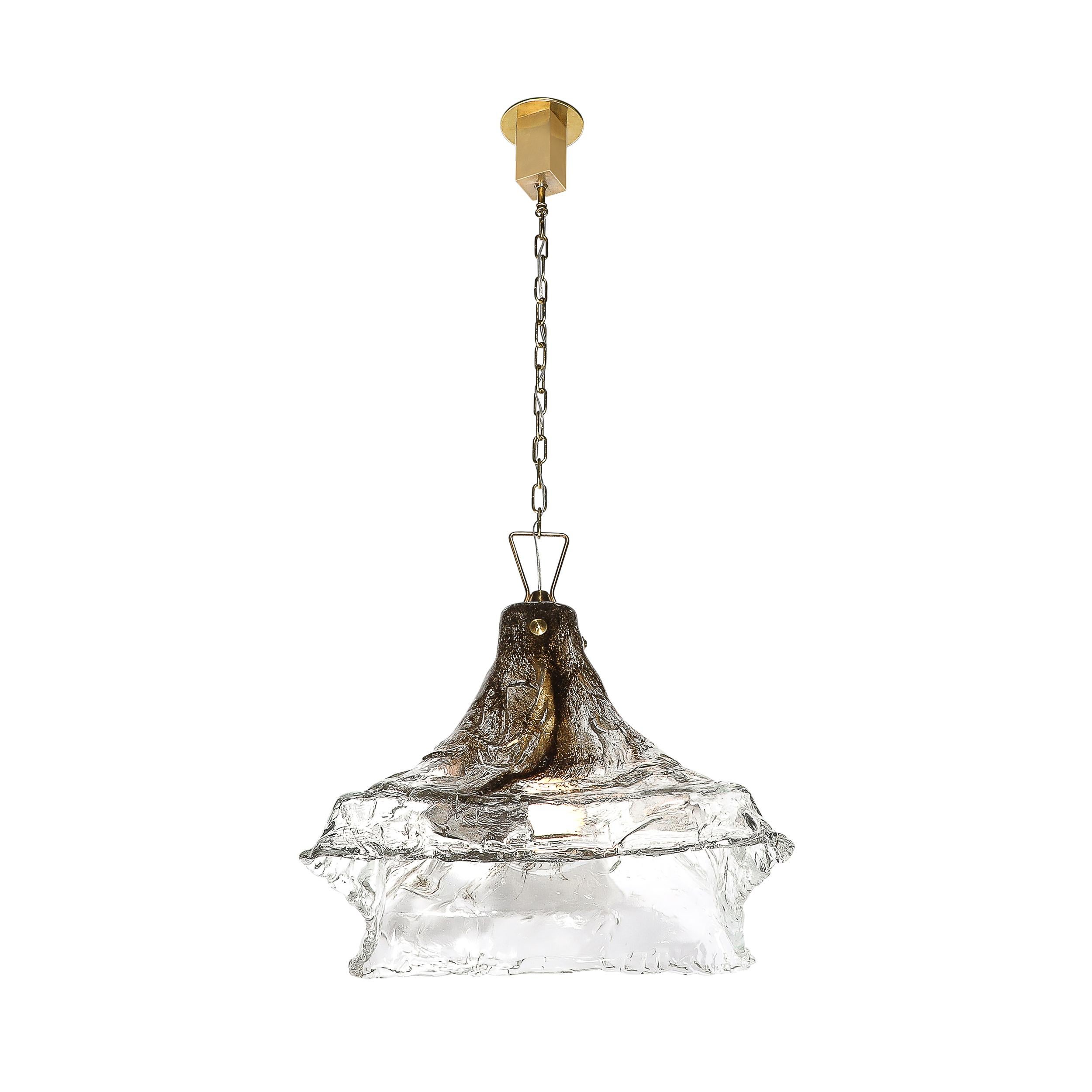 Questo audace ed elegante lampadario a sospensione in bronzo soffiato a mano e vetro trasparente di Murano, realizzato da Carlo Nason per Mazzega, proviene dall'Italia, CIRCA 1970. Questo splendido lampadario presenta un grande paralume realizzato