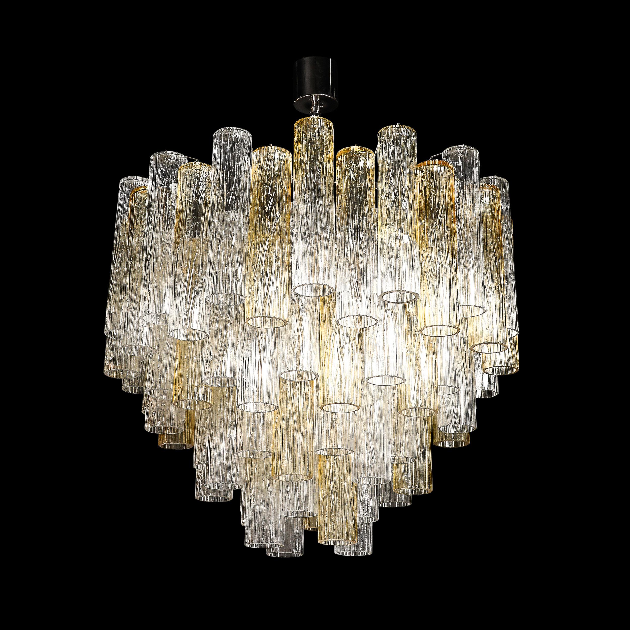 Questo lampadario modernista a quattro livelli con paralume cilindrico in finto bois soffiato a bocca e trasparente di Murano, dalle dimensioni audaci e dai colori meravigliosi, proviene dall'Italia del XXI secolo. Presenta quattro livelli a gradini