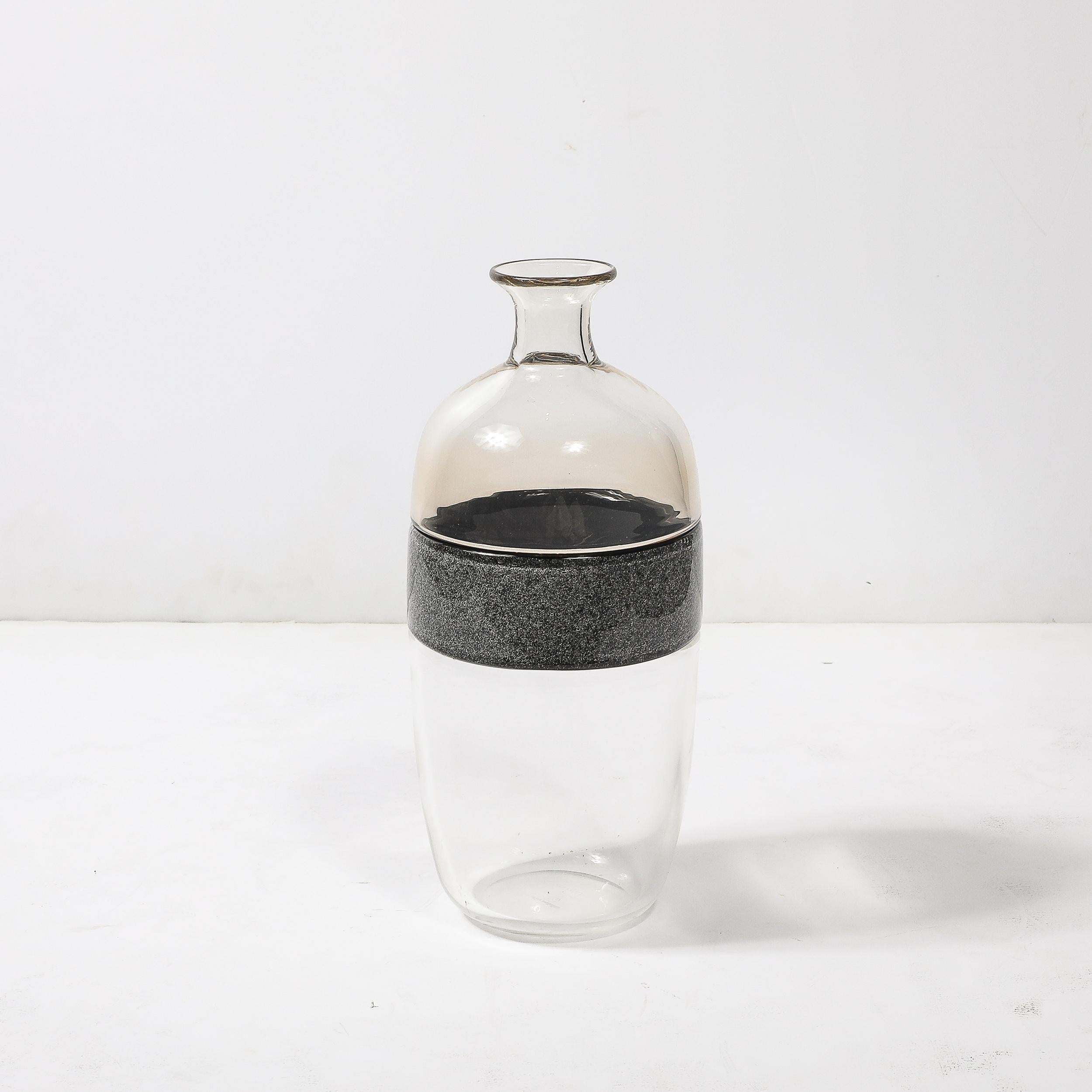 Diese auffällige Vase aus der Mitte des Jahrhunderts, die in Murano, Italien, hergestellt wurde, zeigt die berühmte Kunstfertigkeit der venezianischen Glasbläser. Das von Vetri Murano signierte Stück aus der Zeit um 1960 ist mundgeblasen und zeigt